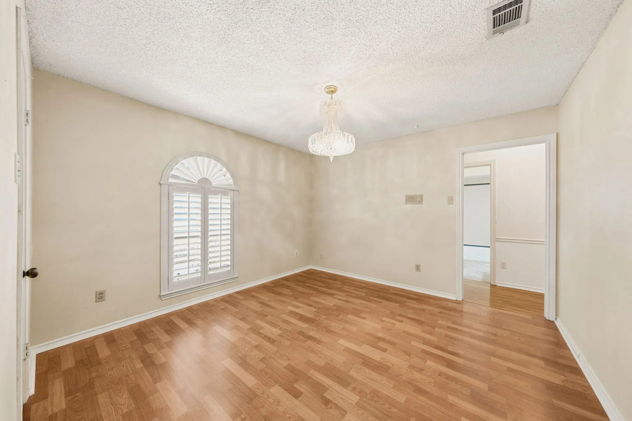 Single Family Residence For Sale in Dallas County , 118 Riggs Circle, Mesquite, Texas 75149, 3 Bedroom, 3 Bathroom, 2 Garage spaces, 2,703 Sqft, built in 1981, mls#21349184, Real Estate Agent in Mesquite, Homes For Sale in Dallas county, Homes For Sale in Mesquite, Realtor in Mesquite Texas, Real Estate Brokerage Independent Realty Texas, Luminita Cordes Realtor