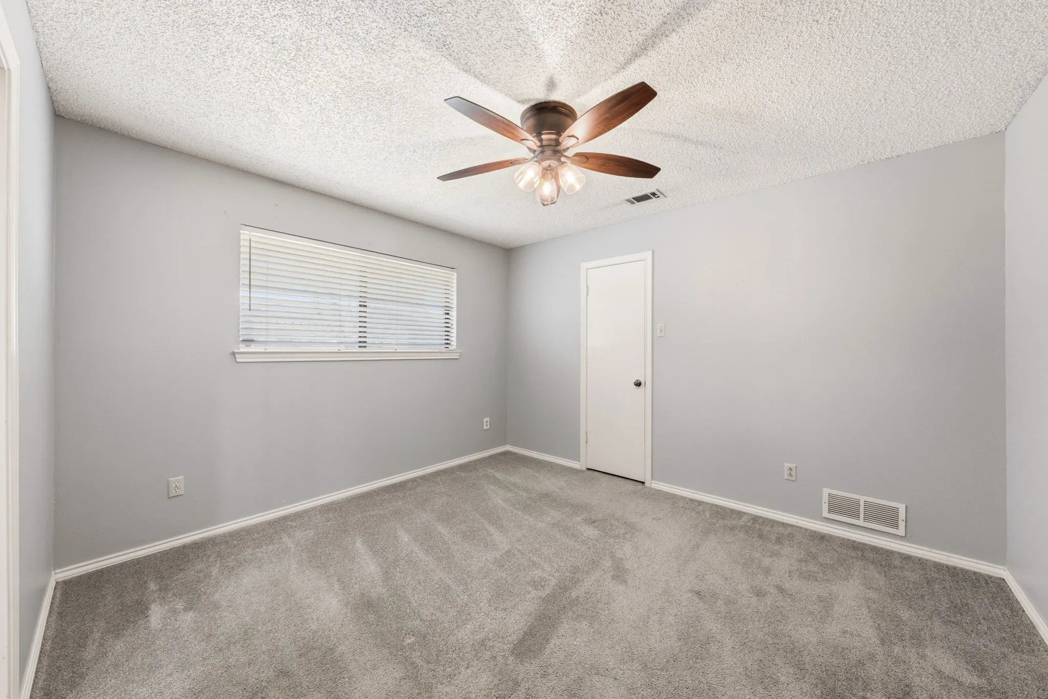 Single Family Residence For Sale in Dallas County , 118 Riggs Circle, Mesquite, Texas 75149, 3 Bedroom, 3 Bathroom, 2 Garage spaces, 2,703 Sqft, built in 1981, mls#21349184, Real Estate Agent in Mesquite, Homes For Sale in Dallas county, Homes For Sale in Mesquite, Realtor in Mesquite Texas, Real Estate Brokerage Independent Realty Texas, Luminita Cordes Realtor
