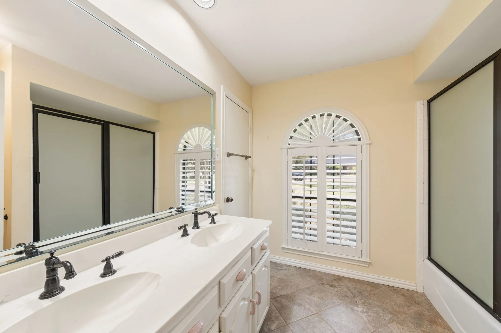 Single Family Residence For Sale in Dallas County , 118 Riggs Circle, Mesquite, Texas 75149, 3 Bedroom, 3 Bathroom, 2 Garage spaces, 2,703 Sqft, built in 1981, mls#21349184, Real Estate Agent in Mesquite, Homes For Sale in Dallas county, Homes For Sale in Mesquite, Realtor in Mesquite Texas, Real Estate Brokerage Independent Realty Texas, Luminita Cordes Realtor