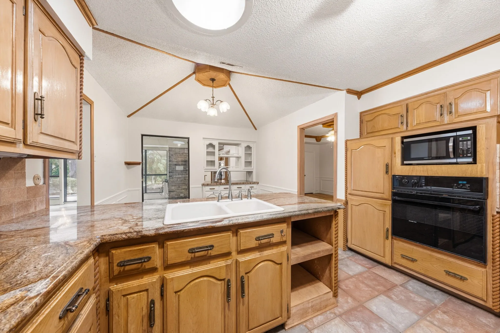 Single Family Residence For Sale in Dallas County , 118 Riggs Circle, Mesquite, Texas 75149, 3 Bedroom, 3 Bathroom, 2 Garage spaces, 2,703 Sqft, built in 1981, mls#21349184, Real Estate Agent in Mesquite, Homes For Sale in Dallas county, Homes For Sale in Mesquite, Realtor in Mesquite Texas, Real Estate Brokerage Independent Realty Texas, Luminita Cordes Realtor