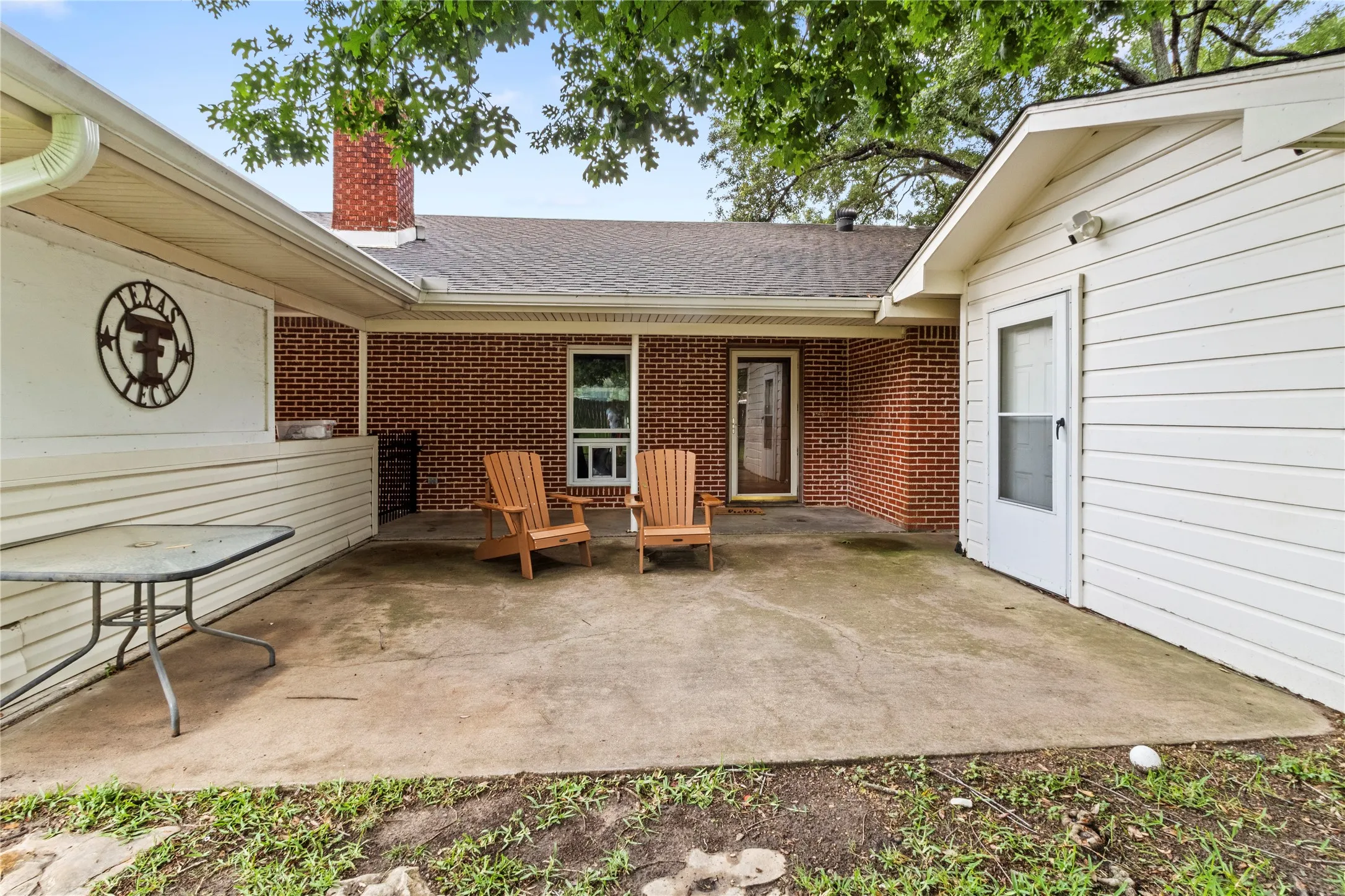 Single Family Residence For Sale in Freestone County , 4 Circle Drive, Teague, Texas 75860, 3 Bedroom, 2 Bathroom, Garage spaces, 2,605 Sqft, built in 1975, mls#21352173, Real Estate Agent in Teague, Homes For Sale in Freestone county, Homes For Sale in Teague, Realtor in Teague Texas, Real Estate Brokerage Independent Realty Texas, Luminita Cordes Realtor