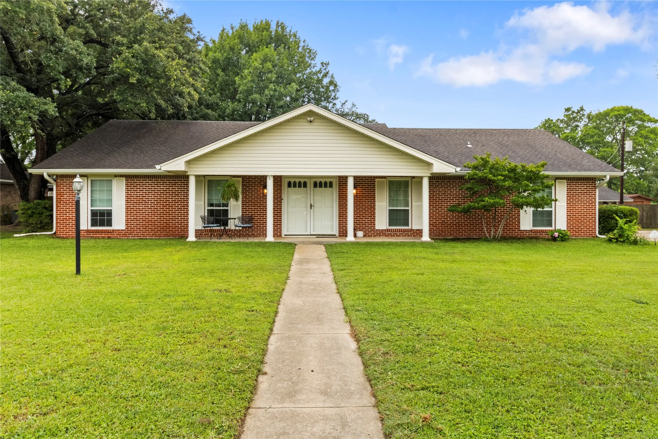Single Family Residence For Sale in Freestone County , 4 Circle Drive, Teague, Texas 75860, 3 Bedroom, 2 Bathroom, Garage spaces, 2,605 Sqft, built in 1975, mls#21352173, Real Estate Agent in Teague, Homes For Sale in Freestone county, Homes For Sale in Teague, Realtor in Teague Texas, Real Estate Brokerage Independent Realty Texas, Luminita Cordes Realtor