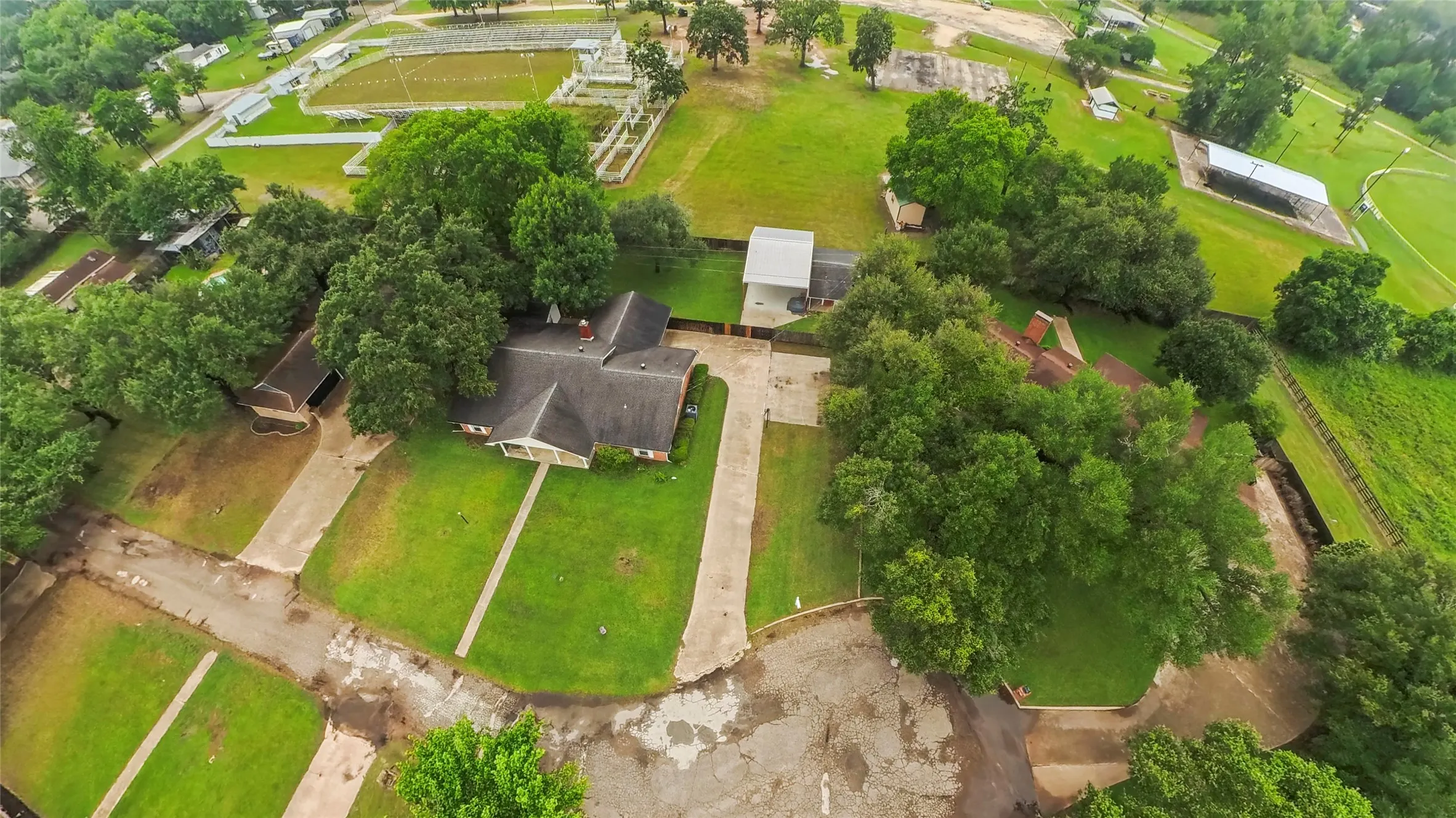 Single Family Residence For Sale in Freestone County , 4 Circle Drive, Teague, Texas 75860, 3 Bedroom, 2 Bathroom, Garage spaces, 2,605 Sqft, built in 1975, mls#21352173, Real Estate Agent in Teague, Homes For Sale in Freestone county, Homes For Sale in Teague, Realtor in Teague Texas, Real Estate Brokerage Independent Realty Texas, Luminita Cordes Realtor