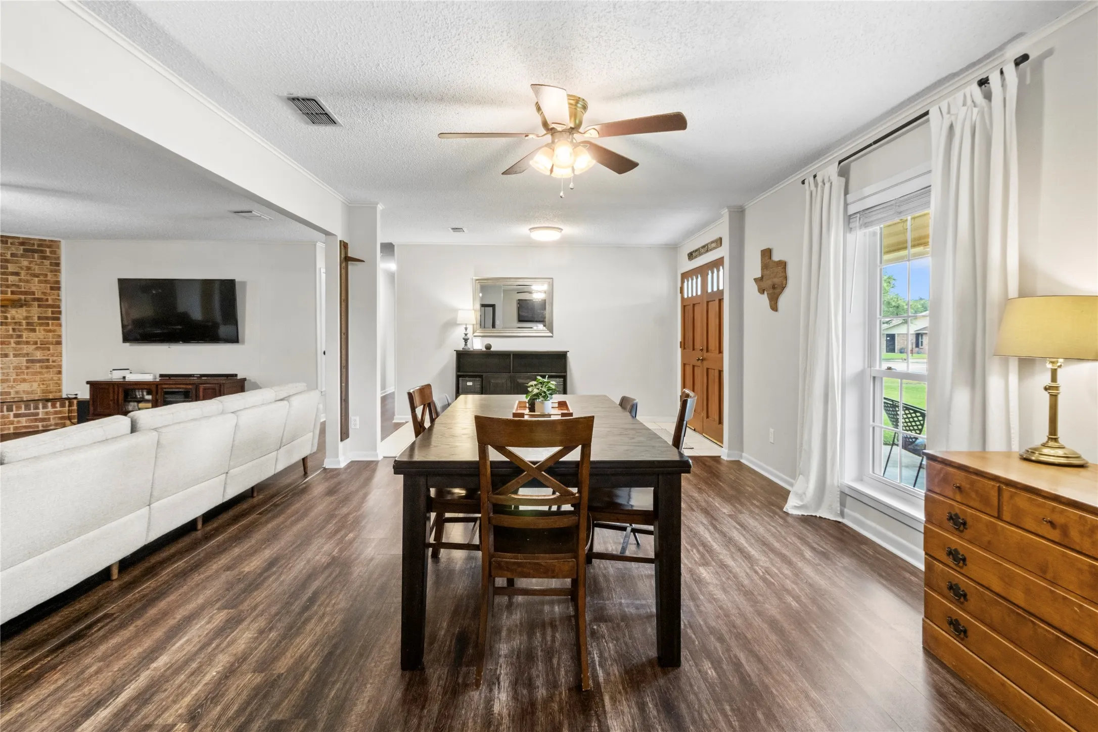 Single Family Residence For Sale in Freestone County , 4 Circle Drive, Teague, Texas 75860, 3 Bedroom, 2 Bathroom, Garage spaces, 2,605 Sqft, built in 1975, mls#21352173, Real Estate Agent in Teague, Homes For Sale in Freestone county, Homes For Sale in Teague, Realtor in Teague Texas, Real Estate Brokerage Independent Realty Texas, Luminita Cordes Realtor