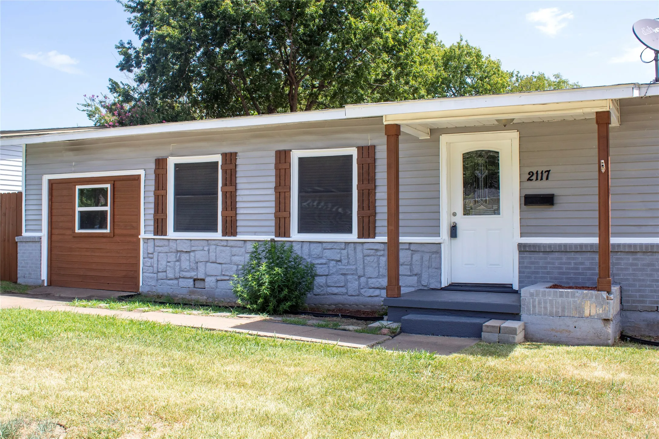 Single Family Residence For Sale in Grayson County , 2117 N Hickory Street, Sherman, Texas 75092, 3 Bedroom, 1 Bathroom, Garage spaces, 1,248 Sqft, built in 1954, mls#21337800, Real Estate Agent in Sherman, Homes For Sale in Grayson county, Homes For Sale in Sherman, Realtor in Sherman Texas, Real Estate Brokerage Independent Realty Texas, Luminita Cordes Realtor
