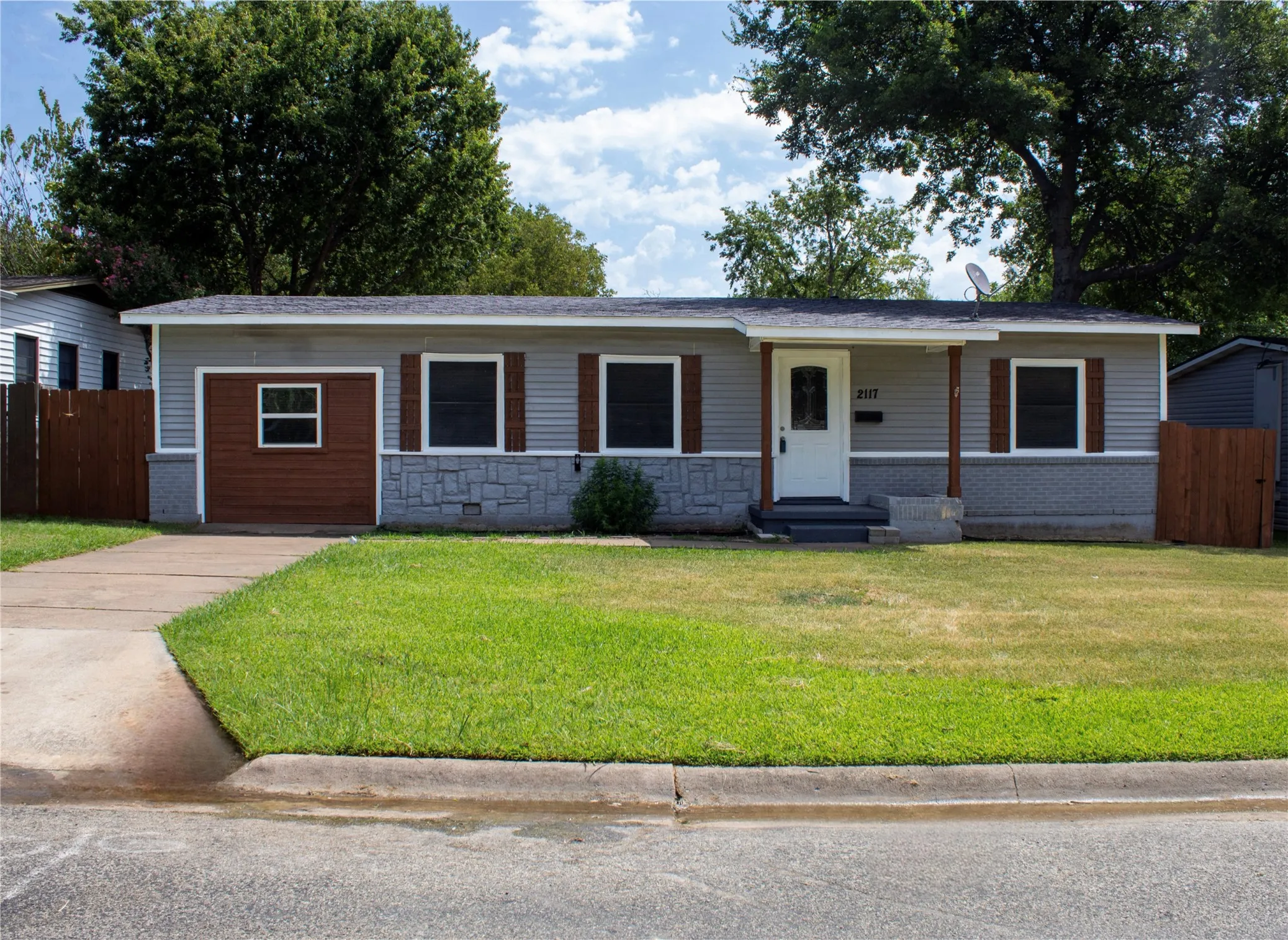 Single Family Residence For Sale in Grayson County , 2117 N Hickory Street, Sherman, Texas 75092, 3 Bedroom, 1 Bathroom, Garage spaces, 1,248 Sqft, built in 1954, mls#21337800, Real Estate Agent in Sherman, Homes For Sale in Grayson county, Homes For Sale in Sherman, Realtor in Sherman Texas, Real Estate Brokerage Independent Realty Texas, Luminita Cordes Realtor