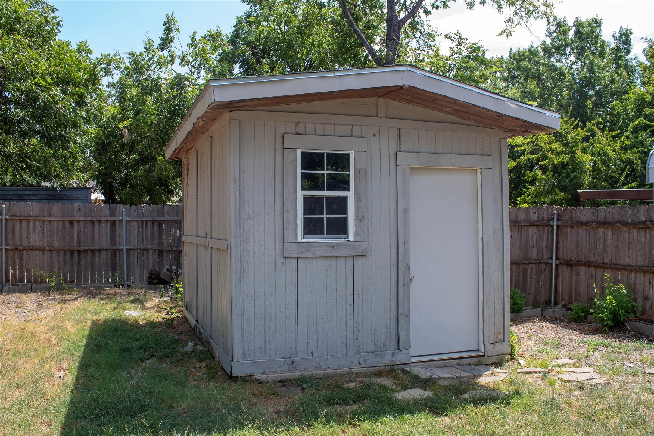 Single Family Residence For Sale in Grayson County , 2117 N Hickory Street, Sherman, Texas 75092, 3 Bedroom, 1 Bathroom, Garage spaces, 1,248 Sqft, built in 1954, mls#21337800, Real Estate Agent in Sherman, Homes For Sale in Grayson county, Homes For Sale in Sherman, Realtor in Sherman Texas, Real Estate Brokerage Independent Realty Texas, Luminita Cordes Realtor