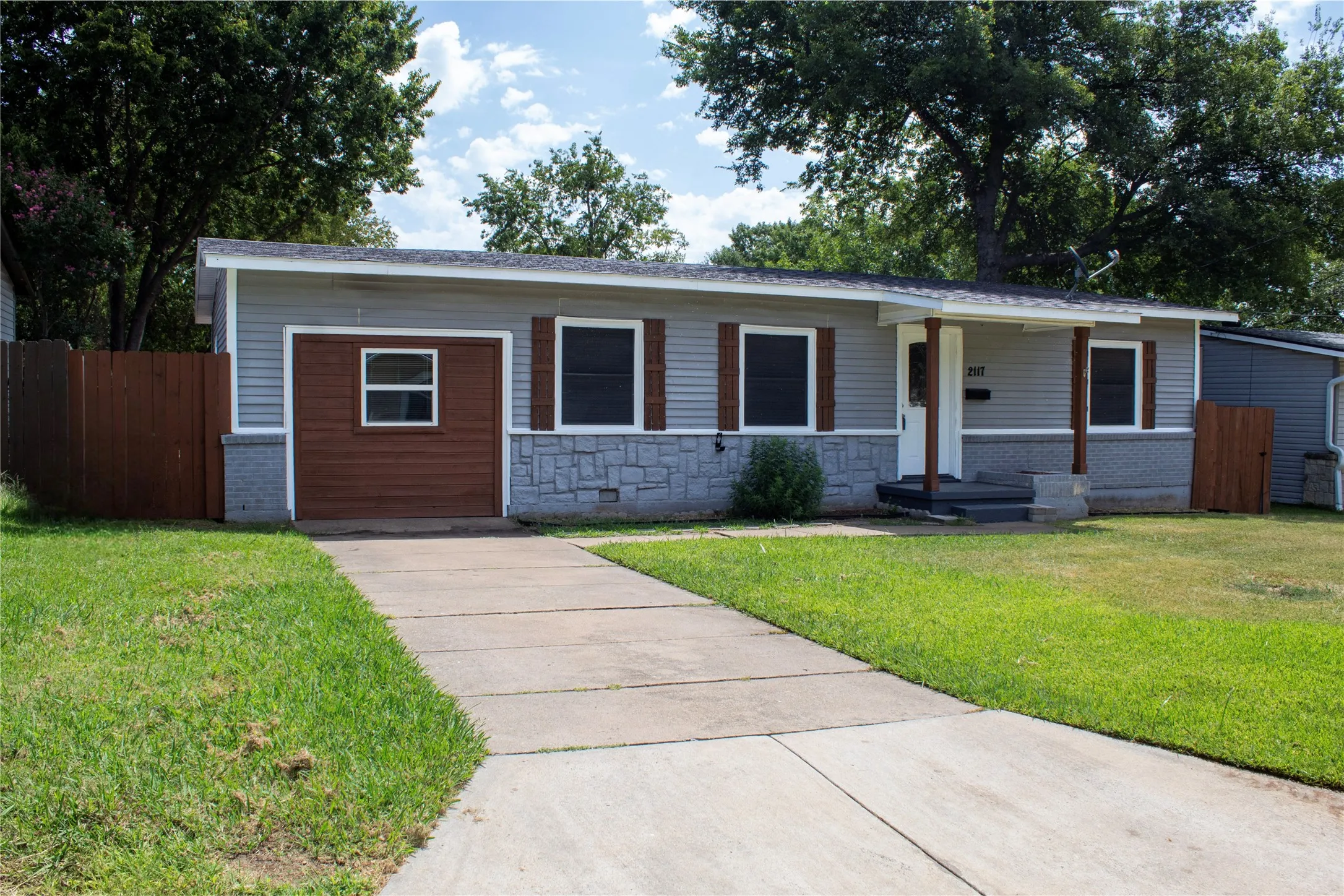 Single Family Residence For Sale in Grayson County , 2117 N Hickory Street, Sherman, Texas 75092, 3 Bedroom, 1 Bathroom, Garage spaces, 1,248 Sqft, built in 1954, mls#21337800, Real Estate Agent in Sherman, Homes For Sale in Grayson county, Homes For Sale in Sherman, Realtor in Sherman Texas, Real Estate Brokerage Independent Realty Texas, Luminita Cordes Realtor