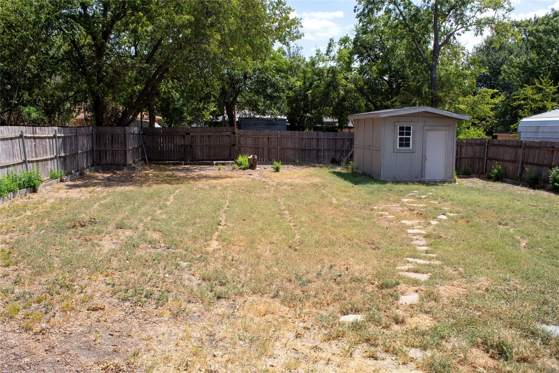 Single Family Residence For Sale in Grayson County , 2117 N Hickory Street, Sherman, Texas 75092, 3 Bedroom, 1 Bathroom, Garage spaces, 1,248 Sqft, built in 1954, mls#21337800, Real Estate Agent in Sherman, Homes For Sale in Grayson county, Homes For Sale in Sherman, Realtor in Sherman Texas, Real Estate Brokerage Independent Realty Texas, Luminita Cordes Realtor