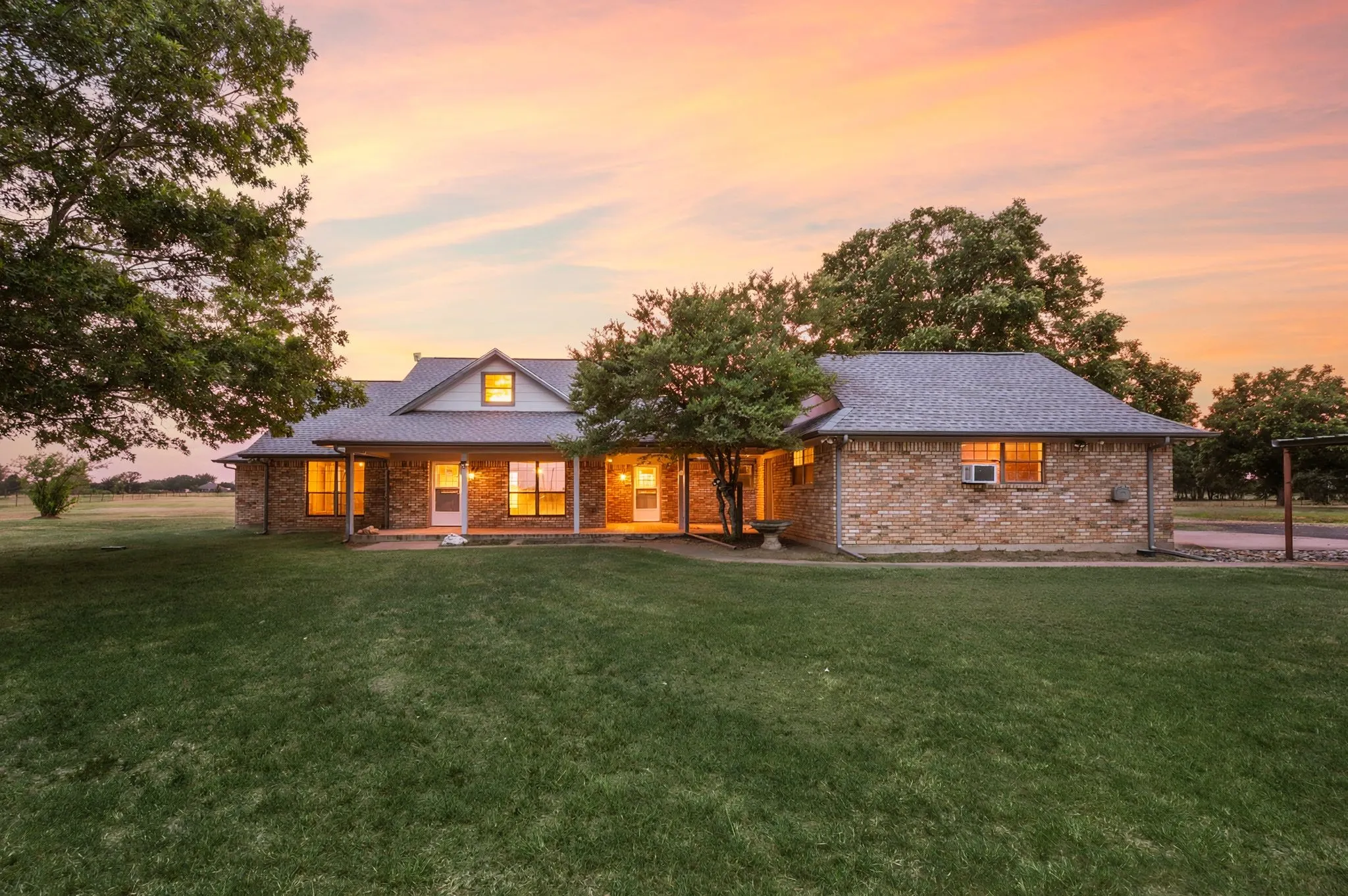 Single Family Residence For Sale in Van Zandt County , 812 VZ COUNTY ROAD 3424, Wills Point, Texas 75169, 3 Bedroom, 2 Bathroom, 2 Garage spaces, 1,838 Sqft, built in 1997, mls#21349026, Real Estate Agent in Wills Point, Homes For Sale in Van Zandt county, Homes For Sale in Wills Point, Realtor in Wills Point Texas, Real Estate Brokerage Independent Realty Texas, Luminita Cordes Realtor