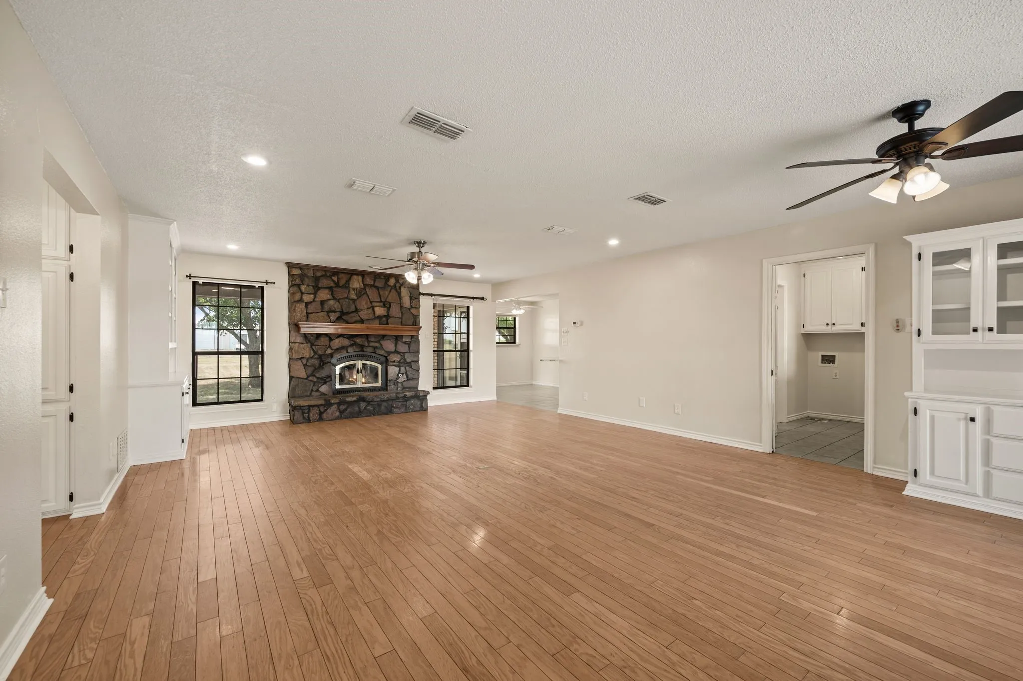 Single Family Residence For Sale in Van Zandt County , 812 VZ COUNTY ROAD 3424, Wills Point, Texas 75169, 3 Bedroom, 2 Bathroom, 2 Garage spaces, 1,838 Sqft, built in 1997, mls#21349026, Real Estate Agent in Wills Point, Homes For Sale in Van Zandt county, Homes For Sale in Wills Point, Realtor in Wills Point Texas, Real Estate Brokerage Independent Realty Texas, Luminita Cordes Realtor