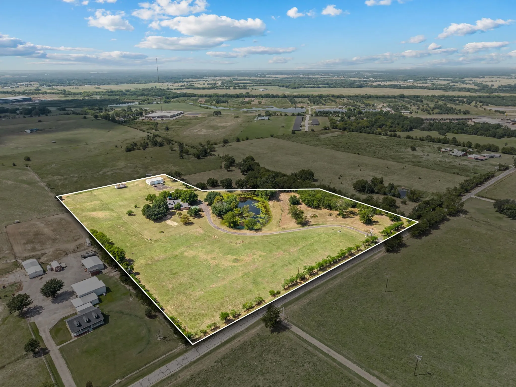 Single Family Residence For Sale in Van Zandt County , 812 VZ COUNTY ROAD 3424, Wills Point, Texas 75169, 3 Bedroom, 2 Bathroom, 2 Garage spaces, 1,838 Sqft, built in 1997, mls#21349026, Real Estate Agent in Wills Point, Homes For Sale in Van Zandt county, Homes For Sale in Wills Point, Realtor in Wills Point Texas, Real Estate Brokerage Independent Realty Texas, Luminita Cordes Realtor