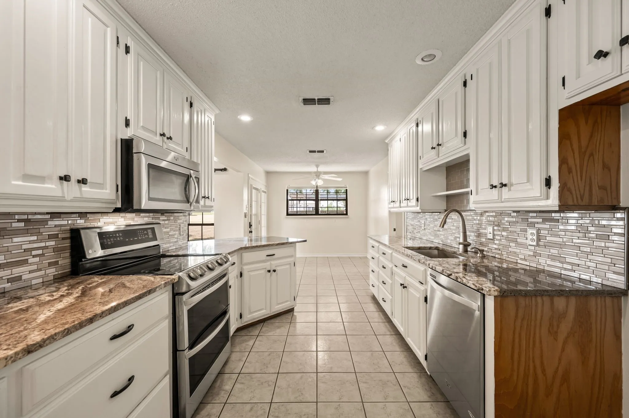 Single Family Residence For Sale in Van Zandt County , 812 VZ COUNTY ROAD 3424, Wills Point, Texas 75169, 3 Bedroom, 2 Bathroom, 2 Garage spaces, 1,838 Sqft, built in 1997, mls#21349026, Real Estate Agent in Wills Point, Homes For Sale in Van Zandt county, Homes For Sale in Wills Point, Realtor in Wills Point Texas, Real Estate Brokerage Independent Realty Texas, Luminita Cordes Realtor