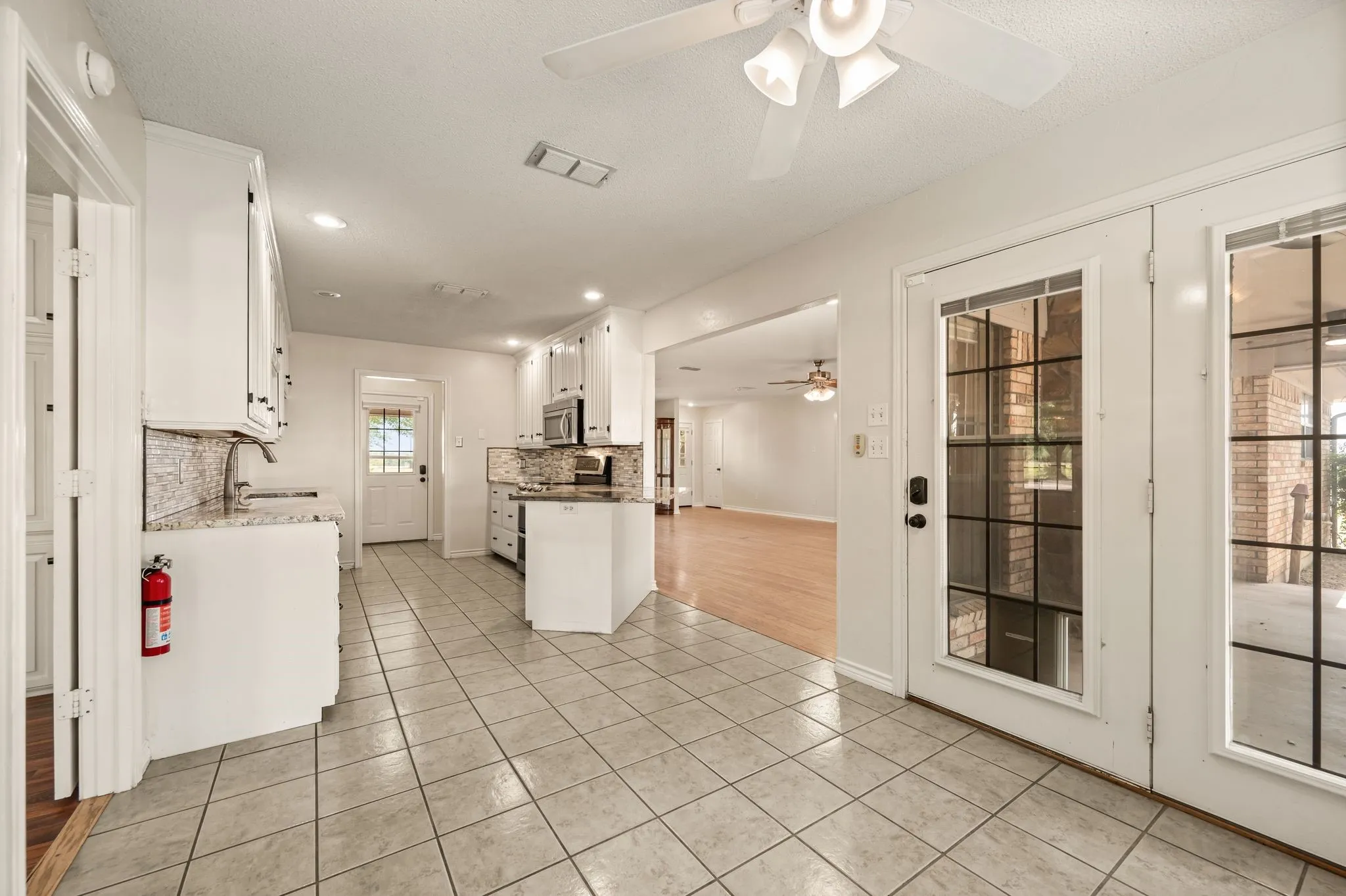 Single Family Residence For Sale in Van Zandt County , 812 VZ COUNTY ROAD 3424, Wills Point, Texas 75169, 3 Bedroom, 2 Bathroom, 2 Garage spaces, 1,838 Sqft, built in 1997, mls#21349026, Real Estate Agent in Wills Point, Homes For Sale in Van Zandt county, Homes For Sale in Wills Point, Realtor in Wills Point Texas, Real Estate Brokerage Independent Realty Texas, Luminita Cordes Realtor