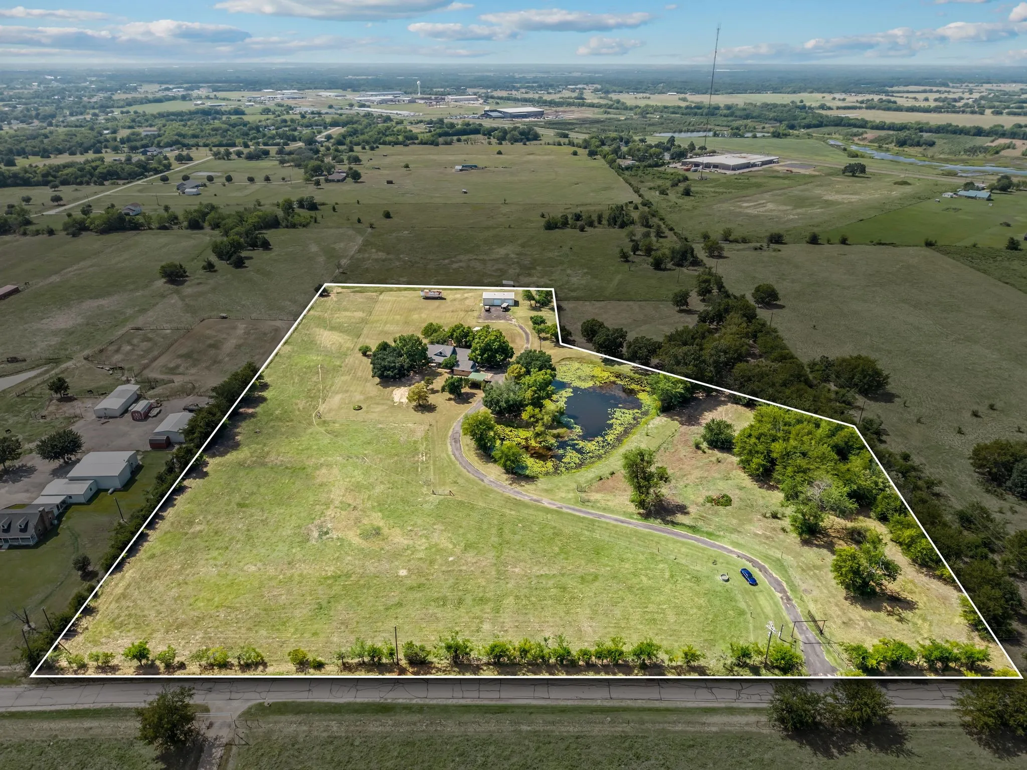 Single Family Residence For Sale in Van Zandt County , 812 VZ COUNTY ROAD 3424, Wills Point, Texas 75169, 3 Bedroom, 2 Bathroom, 2 Garage spaces, 1,838 Sqft, built in 1997, mls#21349026, Real Estate Agent in Wills Point, Homes For Sale in Van Zandt county, Homes For Sale in Wills Point, Realtor in Wills Point Texas, Real Estate Brokerage Independent Realty Texas, Luminita Cordes Realtor