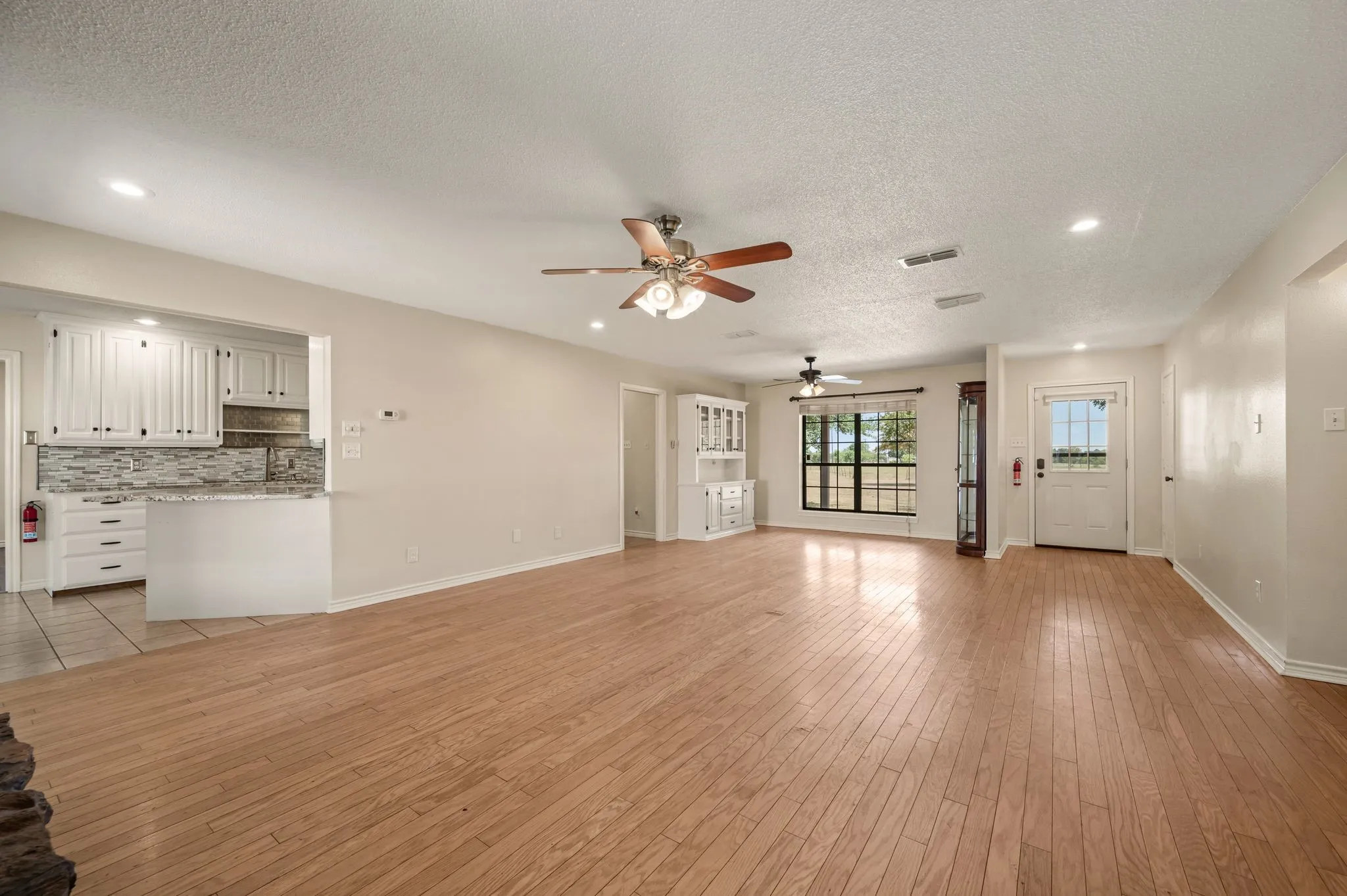 Single Family Residence For Sale in Van Zandt County , 812 VZ COUNTY ROAD 3424, Wills Point, Texas 75169, 3 Bedroom, 2 Bathroom, 2 Garage spaces, 1,838 Sqft, built in 1997, mls#21349026, Real Estate Agent in Wills Point, Homes For Sale in Van Zandt county, Homes For Sale in Wills Point, Realtor in Wills Point Texas, Real Estate Brokerage Independent Realty Texas, Luminita Cordes Realtor