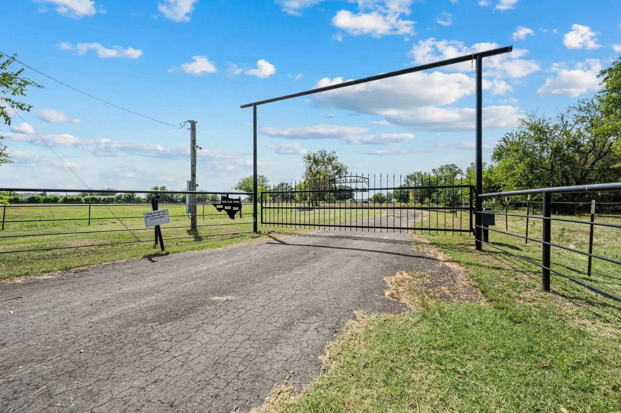 Single Family Residence For Sale in Van Zandt County , 812 VZ COUNTY ROAD 3424, Wills Point, Texas 75169, 3 Bedroom, 2 Bathroom, 2 Garage spaces, 1,838 Sqft, built in 1997, mls#21349026, Real Estate Agent in Wills Point, Homes For Sale in Van Zandt county, Homes For Sale in Wills Point, Realtor in Wills Point Texas, Real Estate Brokerage Independent Realty Texas, Luminita Cordes Realtor