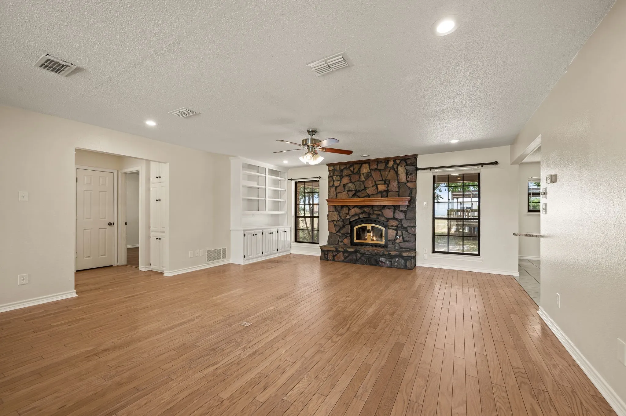 Single Family Residence For Sale in Van Zandt County , 812 VZ COUNTY ROAD 3424, Wills Point, Texas 75169, 3 Bedroom, 2 Bathroom, 2 Garage spaces, 1,838 Sqft, built in 1997, mls#21349026, Real Estate Agent in Wills Point, Homes For Sale in Van Zandt county, Homes For Sale in Wills Point, Realtor in Wills Point Texas, Real Estate Brokerage Independent Realty Texas, Luminita Cordes Realtor