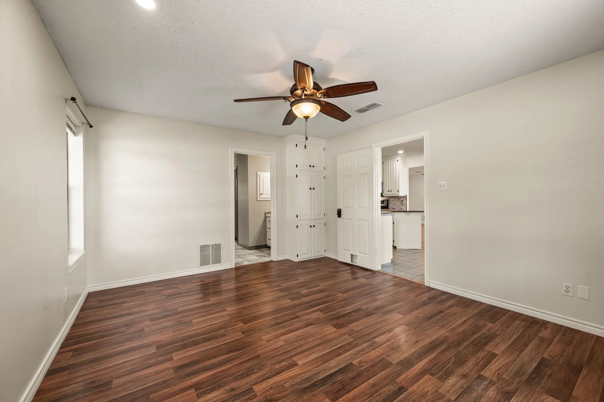 Single Family Residence For Sale in Van Zandt County , 812 VZ COUNTY ROAD 3424, Wills Point, Texas 75169, 3 Bedroom, 2 Bathroom, 2 Garage spaces, 1,838 Sqft, built in 1997, mls#21349026, Real Estate Agent in Wills Point, Homes For Sale in Van Zandt county, Homes For Sale in Wills Point, Realtor in Wills Point Texas, Real Estate Brokerage Independent Realty Texas, Luminita Cordes Realtor