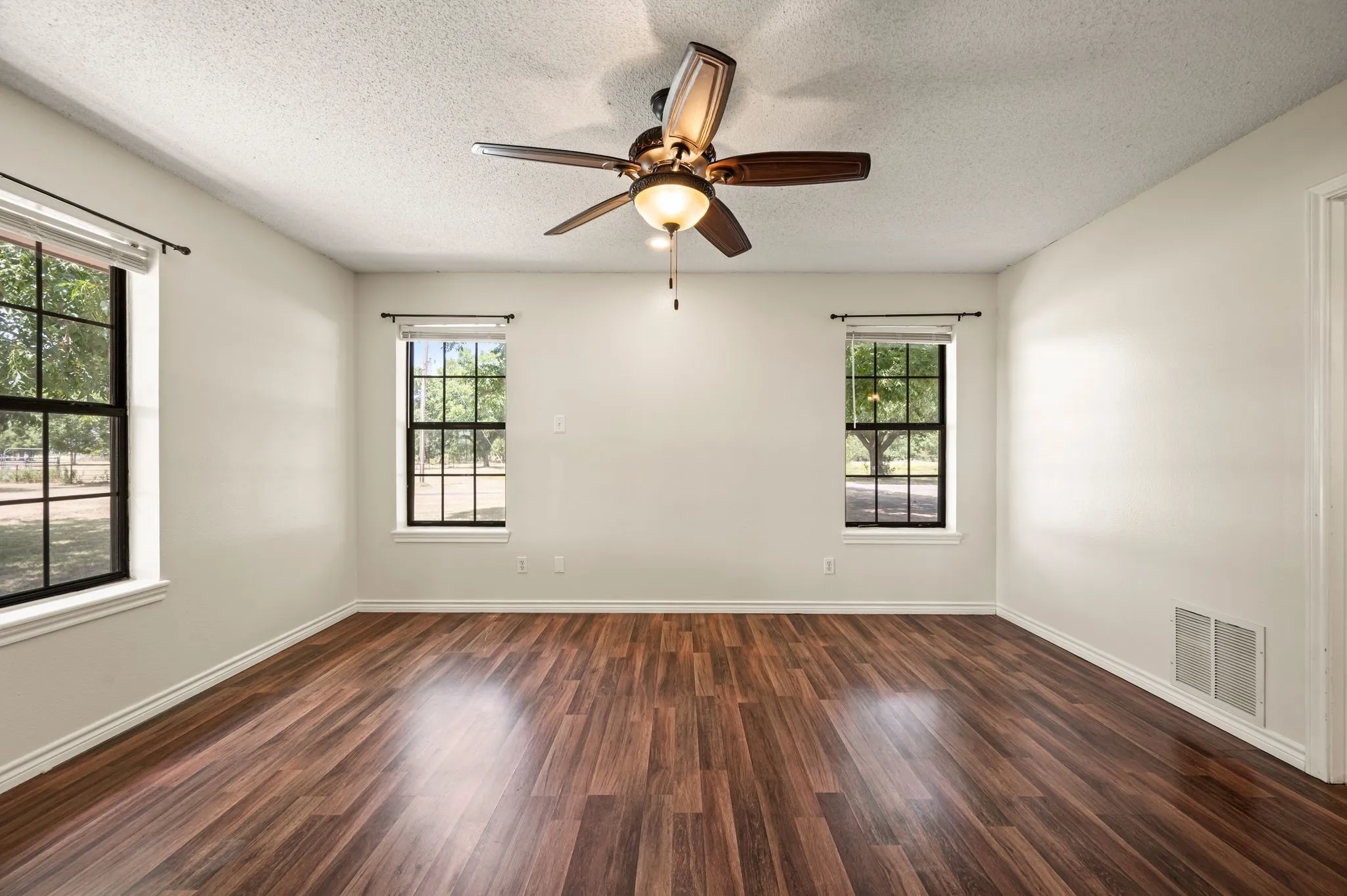 Single Family Residence For Sale in Van Zandt County , 812 VZ COUNTY ROAD 3424, Wills Point, Texas 75169, 3 Bedroom, 2 Bathroom, 2 Garage spaces, 1,838 Sqft, built in 1997, mls#21349026, Real Estate Agent in Wills Point, Homes For Sale in Van Zandt county, Homes For Sale in Wills Point, Realtor in Wills Point Texas, Real Estate Brokerage Independent Realty Texas, Luminita Cordes Realtor