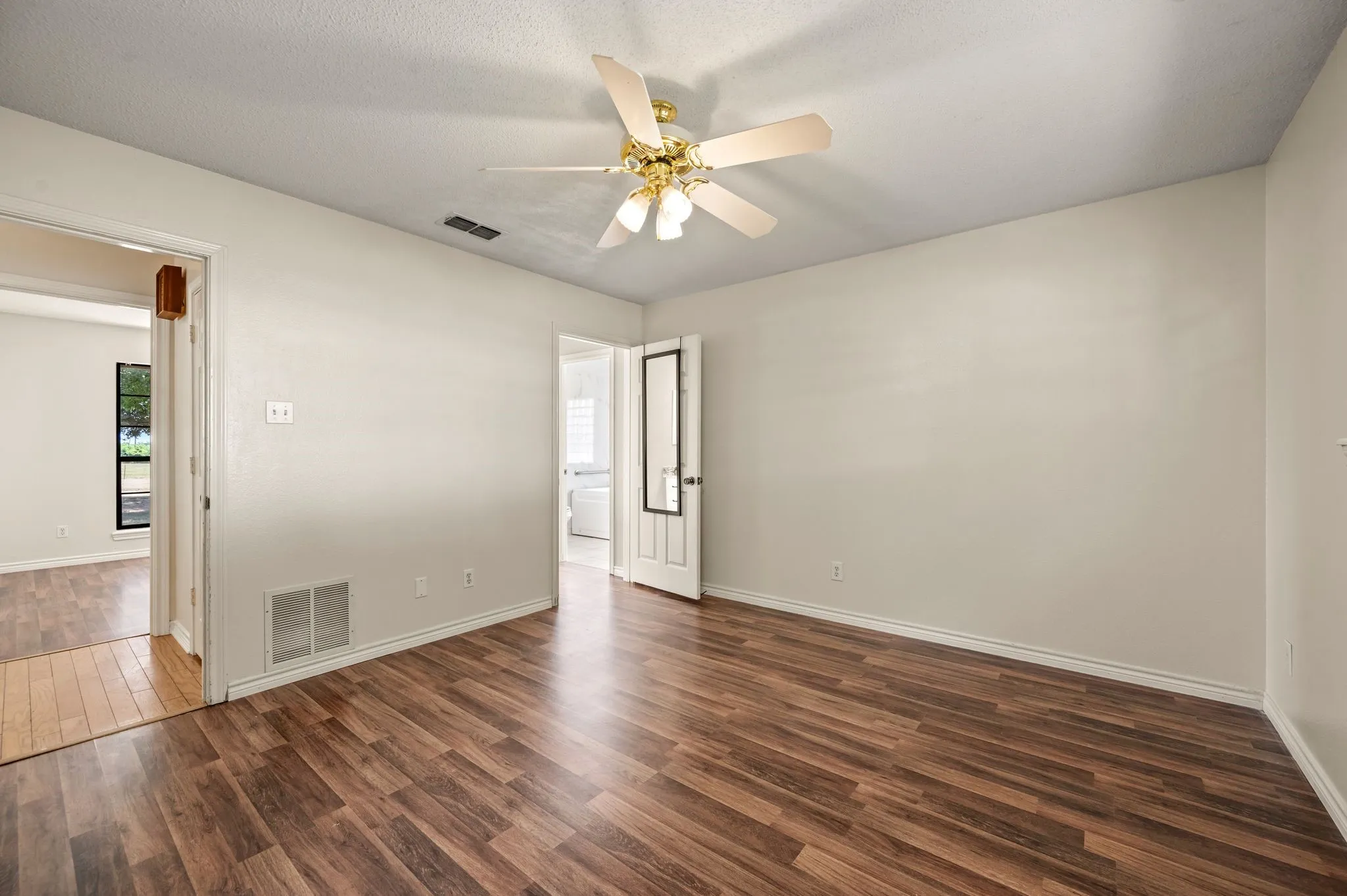 Single Family Residence For Sale in Van Zandt County , 812 VZ COUNTY ROAD 3424, Wills Point, Texas 75169, 3 Bedroom, 2 Bathroom, 2 Garage spaces, 1,838 Sqft, built in 1997, mls#21349026, Real Estate Agent in Wills Point, Homes For Sale in Van Zandt county, Homes For Sale in Wills Point, Realtor in Wills Point Texas, Real Estate Brokerage Independent Realty Texas, Luminita Cordes Realtor