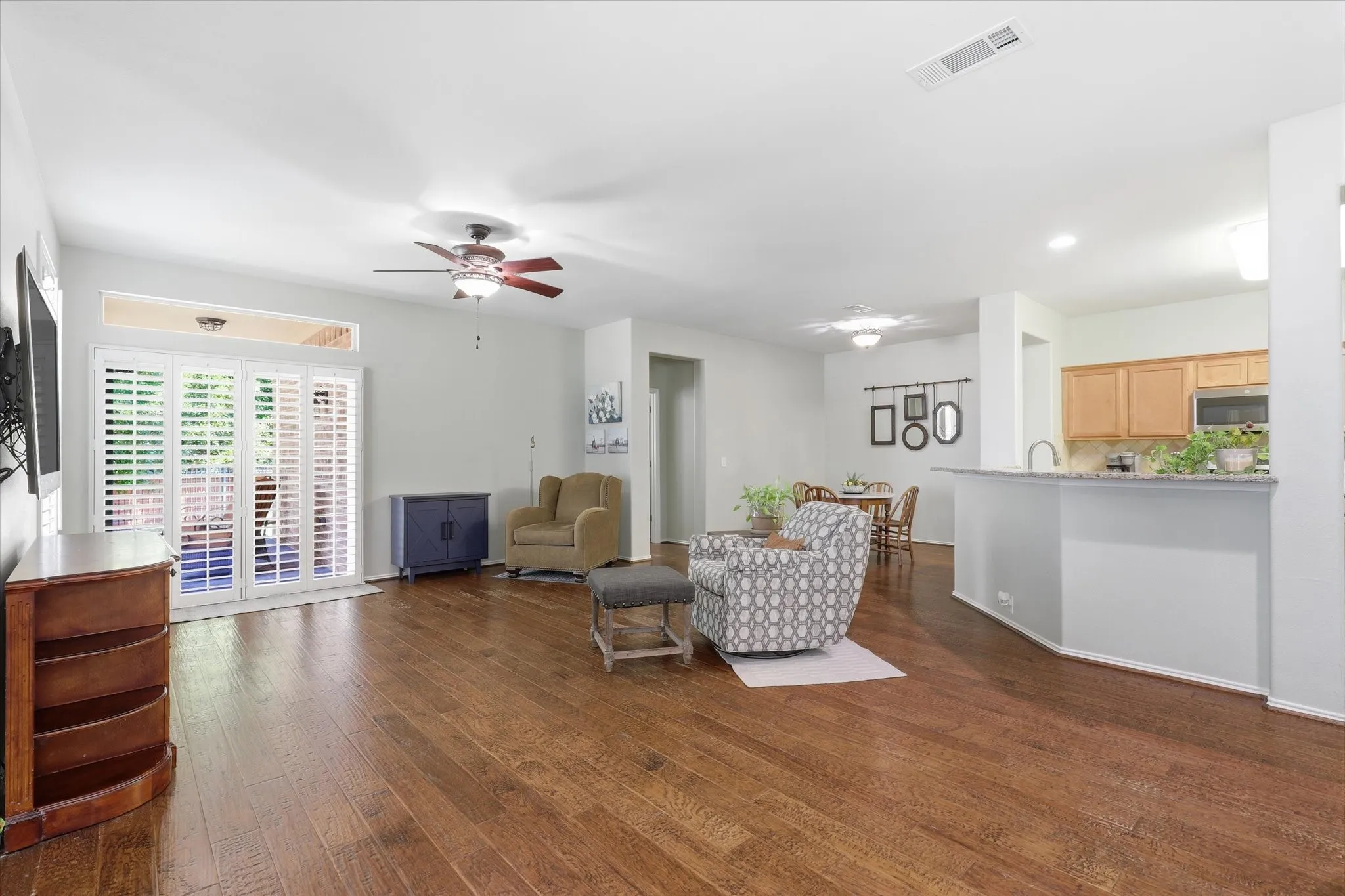 Single Family Residence For Sale in Denton County , 7994 Palmer Court, Frisco, Texas 75036, 2 Bedroom, 2 Bathroom, 2 Garage spaces, 1,442 Sqft, built in 2007, mls#21348750, Real Estate Agent in Frisco, Homes For Sale in Denton county, Homes For Sale in Frisco, Realtor in Frisco Texas, Real Estate Brokerage Independent Realty Texas, Luminita Cordes Realtor