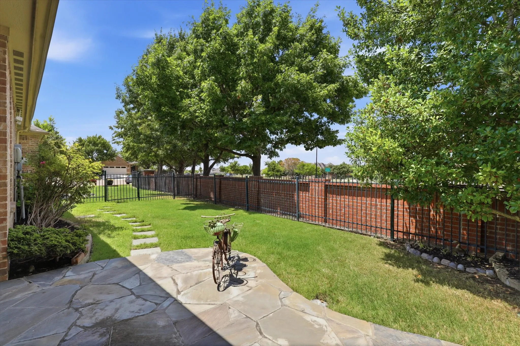 Single Family Residence For Sale in Denton County , 7994 Palmer Court, Frisco, Texas 75036, 2 Bedroom, 2 Bathroom, 2 Garage spaces, 1,442 Sqft, built in 2007, mls#21348750, Real Estate Agent in Frisco, Homes For Sale in Denton county, Homes For Sale in Frisco, Realtor in Frisco Texas, Real Estate Brokerage Independent Realty Texas, Luminita Cordes Realtor
