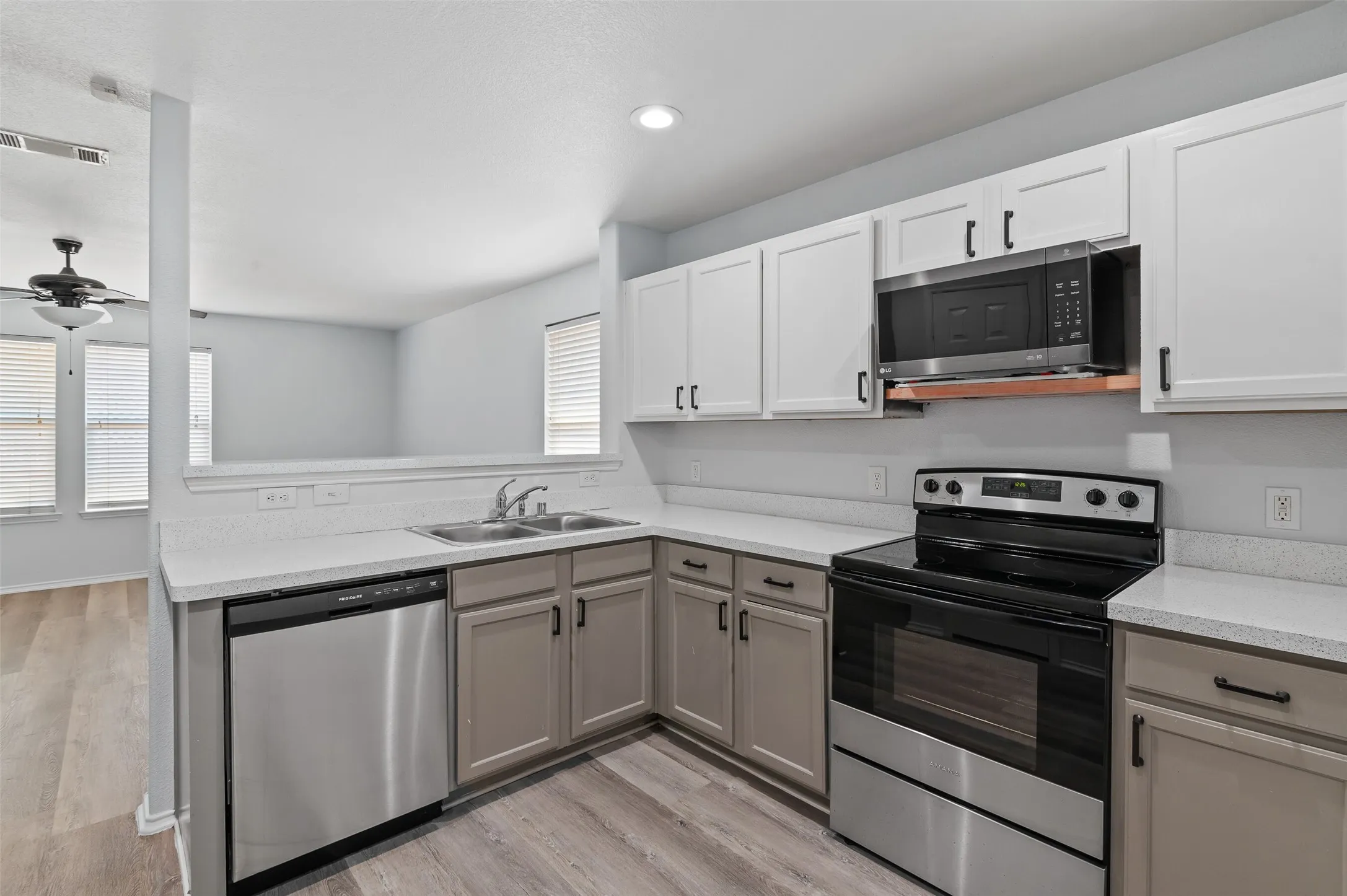 Single Family Residence For Rent in Denton County , 1417 Nicholas Lane, Little Elm, Texas 75068, 3 Bedroom, 2 Bathroom, 2 Garage spaces, 1,376 Sqft, built in 2011, mls#21352193, Real Estate Agent in Little Elm, Homes For Rent in Denton county, Homes For Rent in Little Elm, Realtor in Little Elm Texas, Real Estate Brokerage Independent Realty Texas, Luminita Cordes Realtor