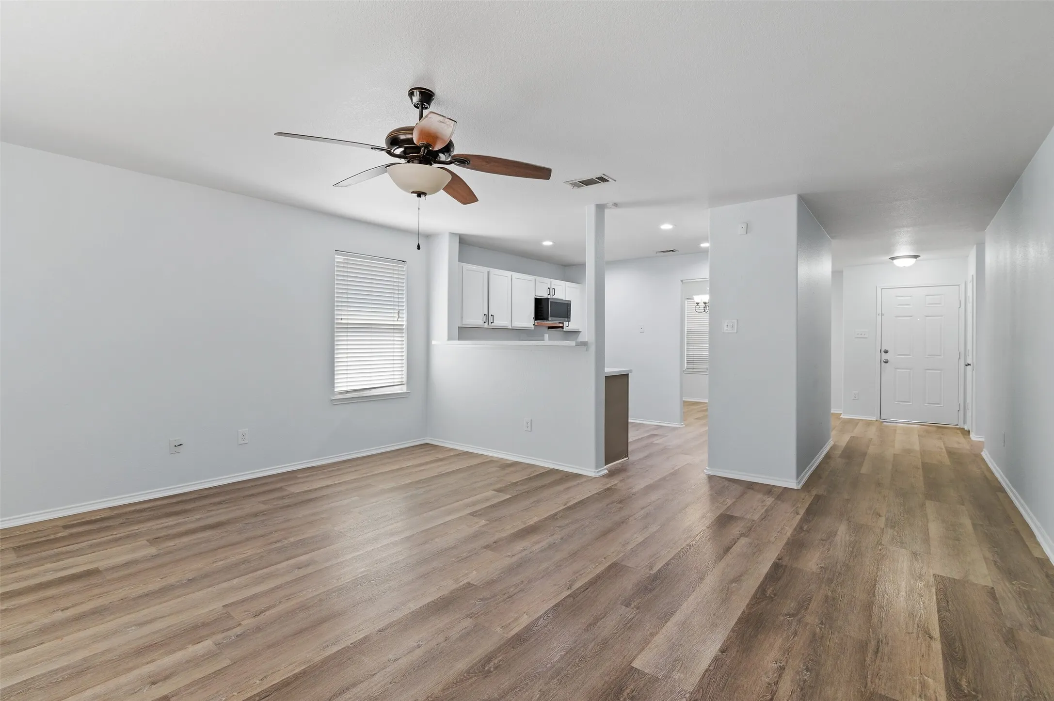 Single Family Residence For Rent in Denton County , 1417 Nicholas Lane, Little Elm, Texas 75068, 3 Bedroom, 2 Bathroom, 2 Garage spaces, 1,376 Sqft, built in 2011, mls#21352193, Real Estate Agent in Little Elm, Homes For Rent in Denton county, Homes For Rent in Little Elm, Realtor in Little Elm Texas, Real Estate Brokerage Independent Realty Texas, Luminita Cordes Realtor