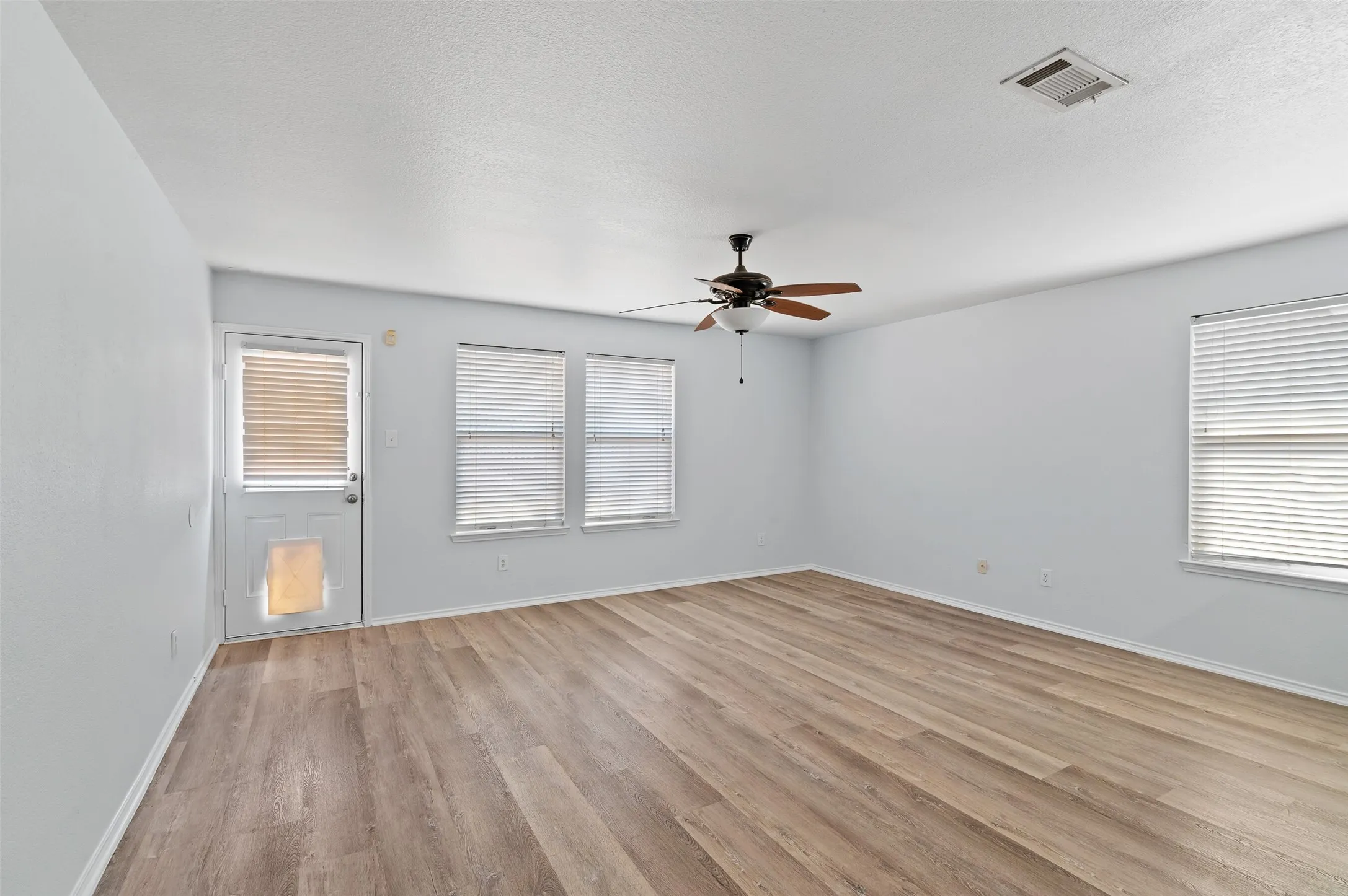 Single Family Residence For Rent in Denton County , 1417 Nicholas Lane, Little Elm, Texas 75068, 3 Bedroom, 2 Bathroom, 2 Garage spaces, 1,376 Sqft, built in 2011, mls#21352193, Real Estate Agent in Little Elm, Homes For Rent in Denton county, Homes For Rent in Little Elm, Realtor in Little Elm Texas, Real Estate Brokerage Independent Realty Texas, Luminita Cordes Realtor