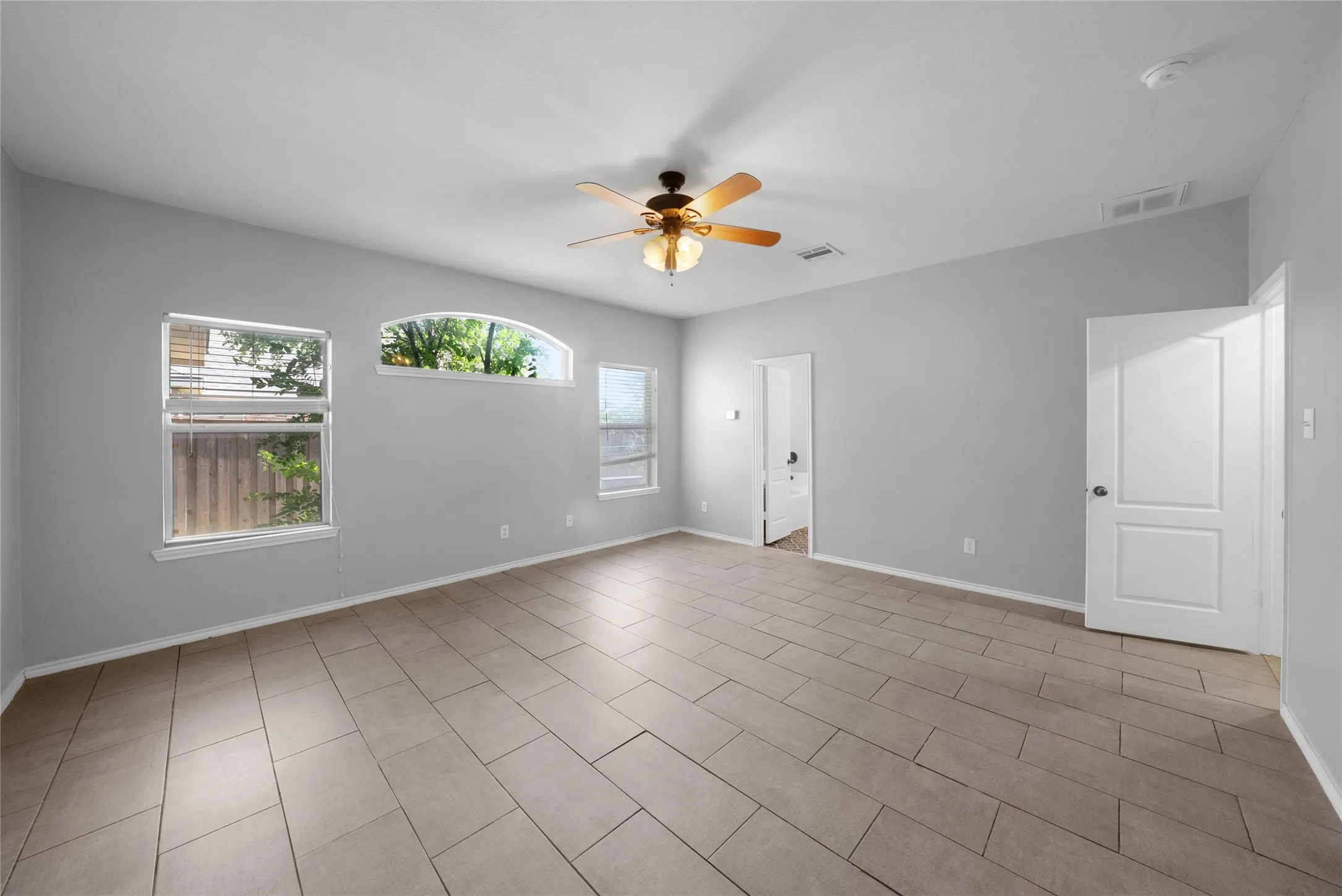 Single Family Residence For Rent in Denton County , 317 Sheridan Road, Oak Point, Texas 75068, 4 Bedroom, 3 Bathroom, 3 Garage spaces, 2,463 Sqft, built in 2006, mls#21352197, Real Estate Agent in Oak Point, Homes For Rent in Denton county, Homes For Rent in Oak Point, Realtor in Oak Point Texas, Real Estate Brokerage Independent Realty Texas, Luminita Cordes Realtor