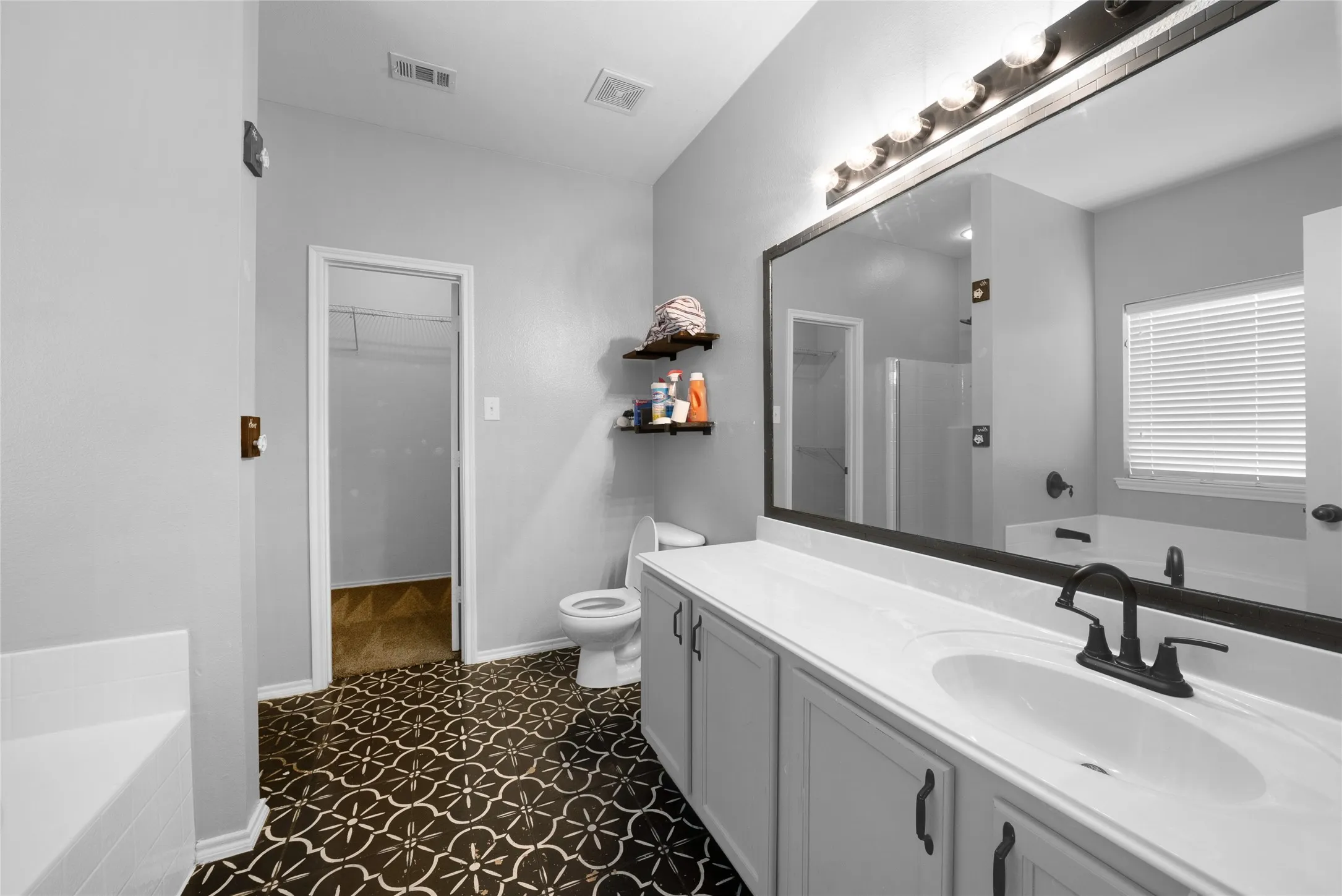 Single Family Residence For Rent in Denton County , 317 Sheridan Road, Oak Point, Texas 75068, 4 Bedroom, 3 Bathroom, 3 Garage spaces, 2,463 Sqft, built in 2006, mls#21352197, Real Estate Agent in Oak Point, Homes For Rent in Denton county, Homes For Rent in Oak Point, Realtor in Oak Point Texas, Real Estate Brokerage Independent Realty Texas, Luminita Cordes Realtor
