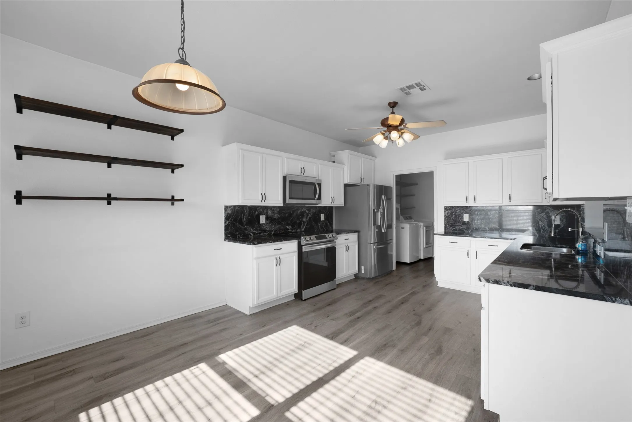 Single Family Residence For Rent in Denton County , 317 Sheridan Road, Oak Point, Texas 75068, 4 Bedroom, 3 Bathroom, 3 Garage spaces, 2,463 Sqft, built in 2006, mls#21352197, Real Estate Agent in Oak Point, Homes For Rent in Denton county, Homes For Rent in Oak Point, Realtor in Oak Point Texas, Real Estate Brokerage Independent Realty Texas, Luminita Cordes Realtor