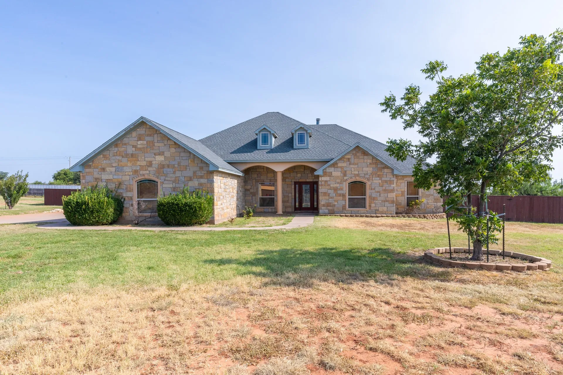 Single Family Residence For Sale in Taylor County , 118 Cinch Trail, Abilene, Texas 79606, 4 Bedroom, 3 Bathroom, 3 Garage spaces, 2,504 Sqft, built in 2007, mls#21351859, Real Estate Agent in Abilene, Homes For Sale in Taylor county, Homes For Sale in Abilene, Realtor in Abilene Texas, Real Estate Brokerage Independent Realty Texas, Luminita Cordes Realtor