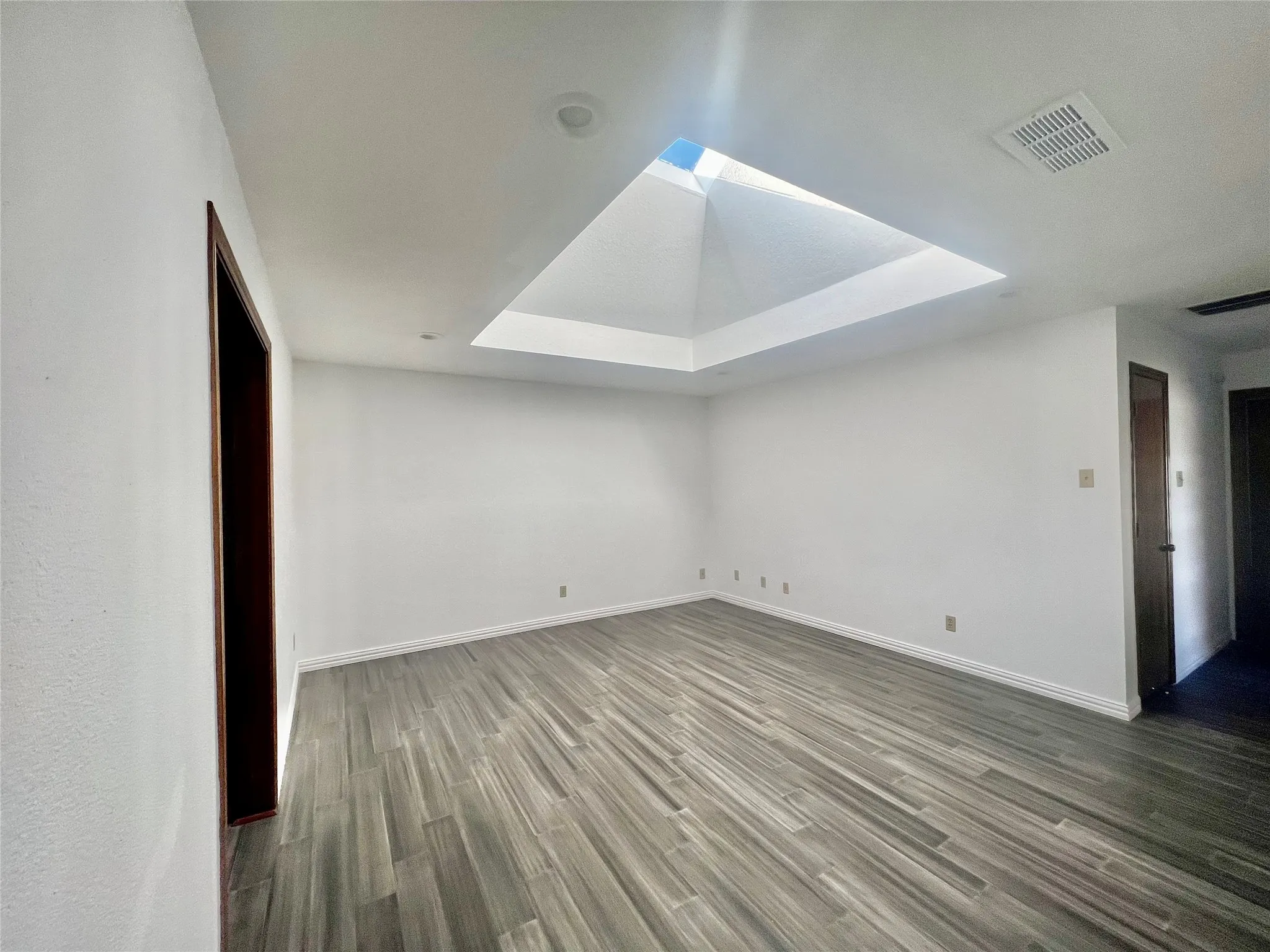 Single Family Residence For Rent in Dallas County , 702 Mount Vernon Drive, Richardson, Texas 75081, 3 Bedroom, 2 Bathroom, 2 Garage spaces, 2,050 Sqft, built in 1980, mls#21352191, Real Estate Agent in Richardson, Homes For Rent in Dallas county, Homes For Rent in Richardson, Realtor in Richardson Texas, Real Estate Brokerage Independent Realty Texas, Luminita Cordes Realtor