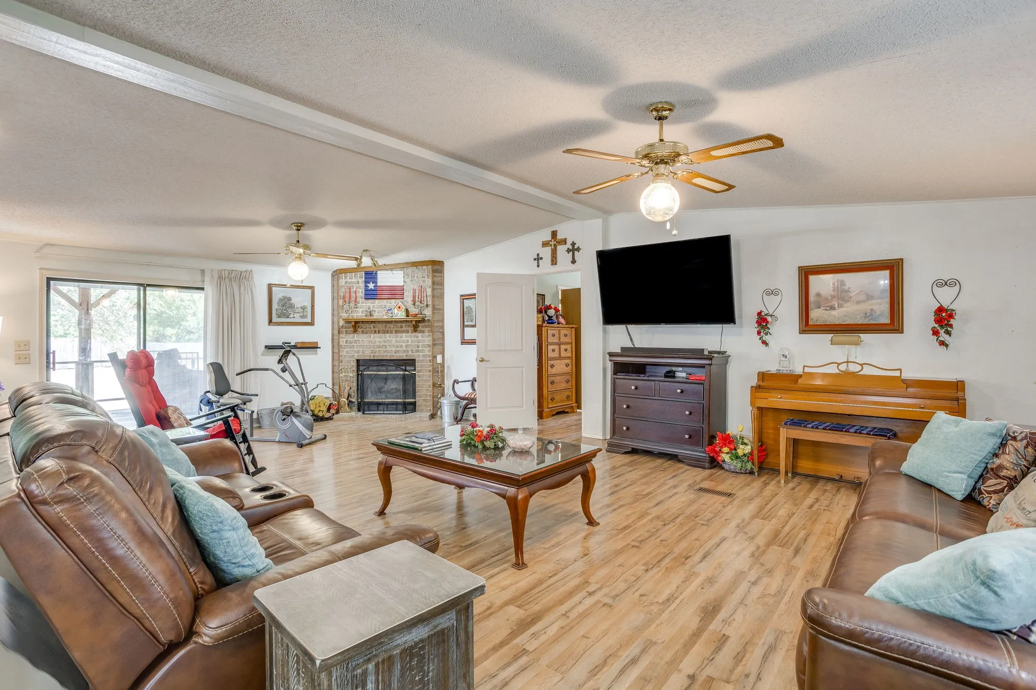 Manufactured Home For Sale in Hood County , 4406 Appletree Court, Granbury, Texas 76048, 4 Bedroom, 3 Bathroom, 2 Garage spaces, 2,118 Sqft, built in 1995, mls#21348621, Real Estate Agent in Granbury, Homes For Sale in Hood county, Homes For Sale in Granbury, Realtor in Granbury Texas, Real Estate Brokerage Independent Realty Texas, Luminita Cordes Realtor