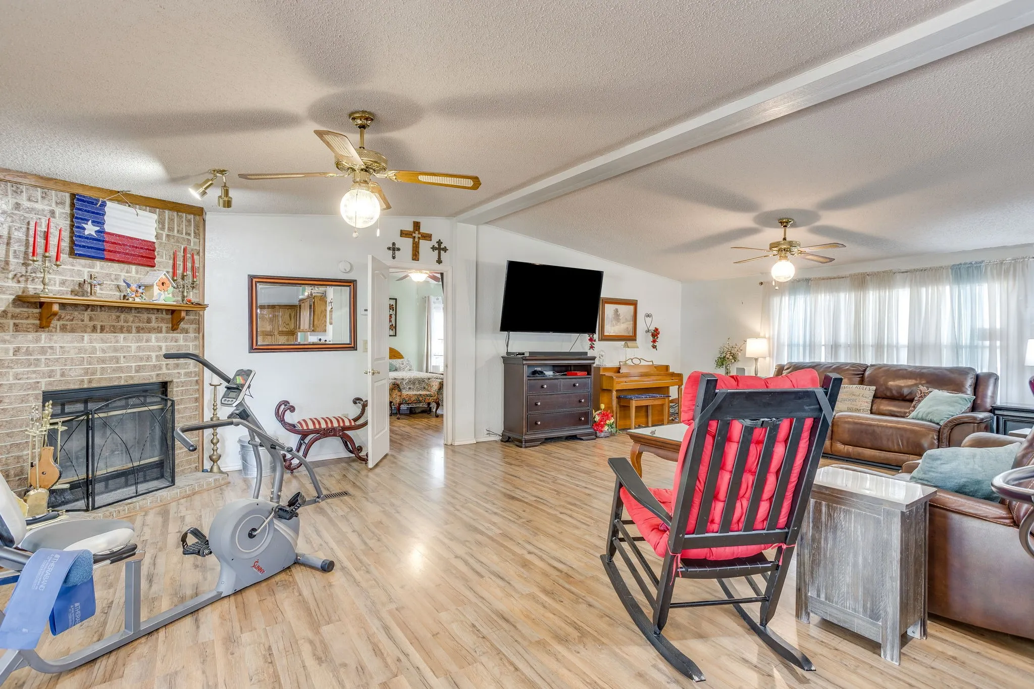 Manufactured Home For Sale in Hood County , 4406 Appletree Court, Granbury, Texas 76048, 4 Bedroom, 3 Bathroom, 2 Garage spaces, 2,118 Sqft, built in 1995, mls#21348621, Real Estate Agent in Granbury, Homes For Sale in Hood county, Homes For Sale in Granbury, Realtor in Granbury Texas, Real Estate Brokerage Independent Realty Texas, Luminita Cordes Realtor