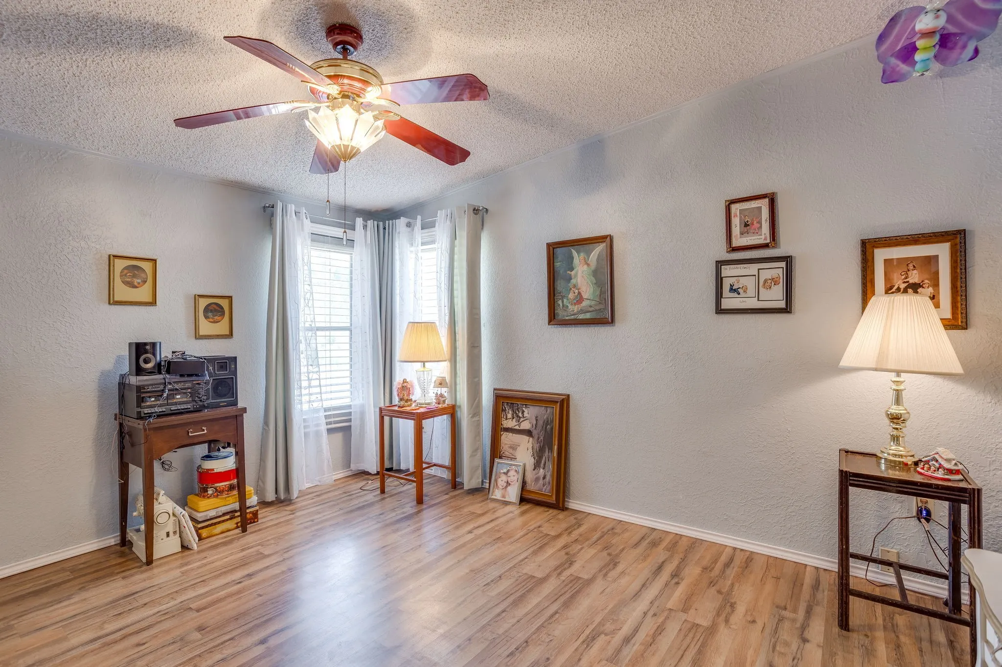 Manufactured Home For Sale in Hood County , 4406 Appletree Court, Granbury, Texas 76048, 4 Bedroom, 3 Bathroom, 2 Garage spaces, 2,118 Sqft, built in 1995, mls#21348621, Real Estate Agent in Granbury, Homes For Sale in Hood county, Homes For Sale in Granbury, Realtor in Granbury Texas, Real Estate Brokerage Independent Realty Texas, Luminita Cordes Realtor