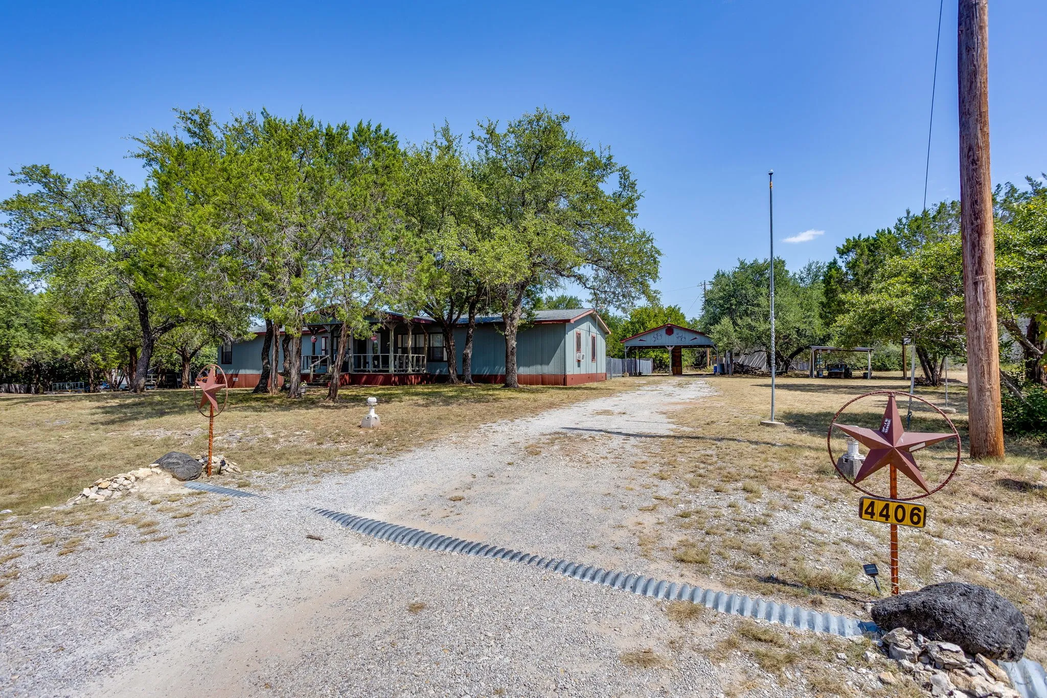 Manufactured Home For Sale in Hood County , 4406 Appletree Court, Granbury, Texas 76048, 4 Bedroom, 3 Bathroom, 2 Garage spaces, 2,118 Sqft, built in 1995, mls#21348621, Real Estate Agent in Granbury, Homes For Sale in Hood county, Homes For Sale in Granbury, Realtor in Granbury Texas, Real Estate Brokerage Independent Realty Texas, Luminita Cordes Realtor