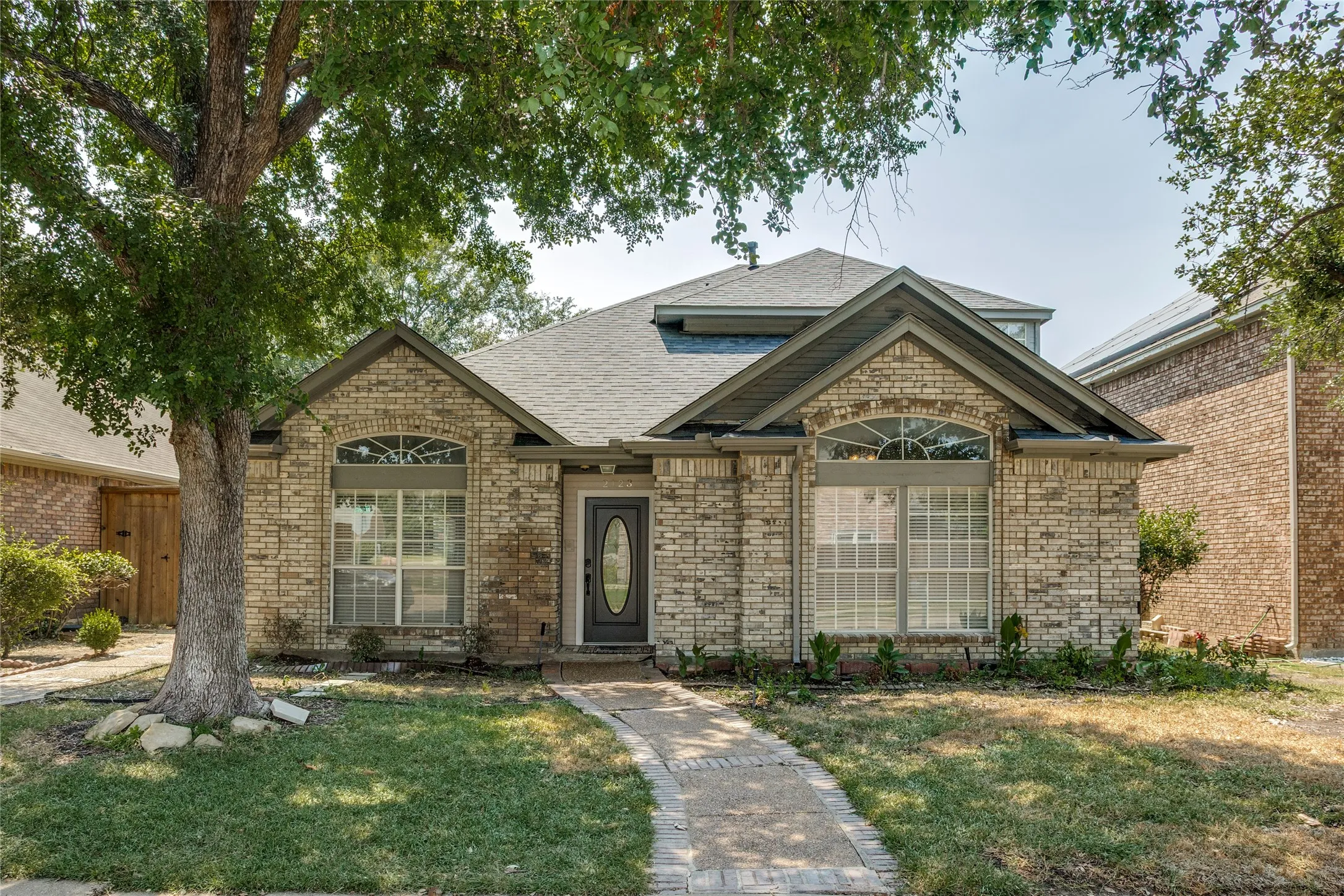 Single Family Residence For Sale in Dallas County , 2123 Daniel Way, Carrollton, Texas 75006, 4 Bedroom, 3 Bathroom, Garage spaces, 2,553 Sqft, built in 1986, mls#21350885, Real Estate Agent in Carrollton, Homes For Sale in Dallas county, Homes For Sale in Carrollton, Realtor in Carrollton Texas, Real Estate Brokerage Independent Realty Texas, Luminita Cordes Realtor