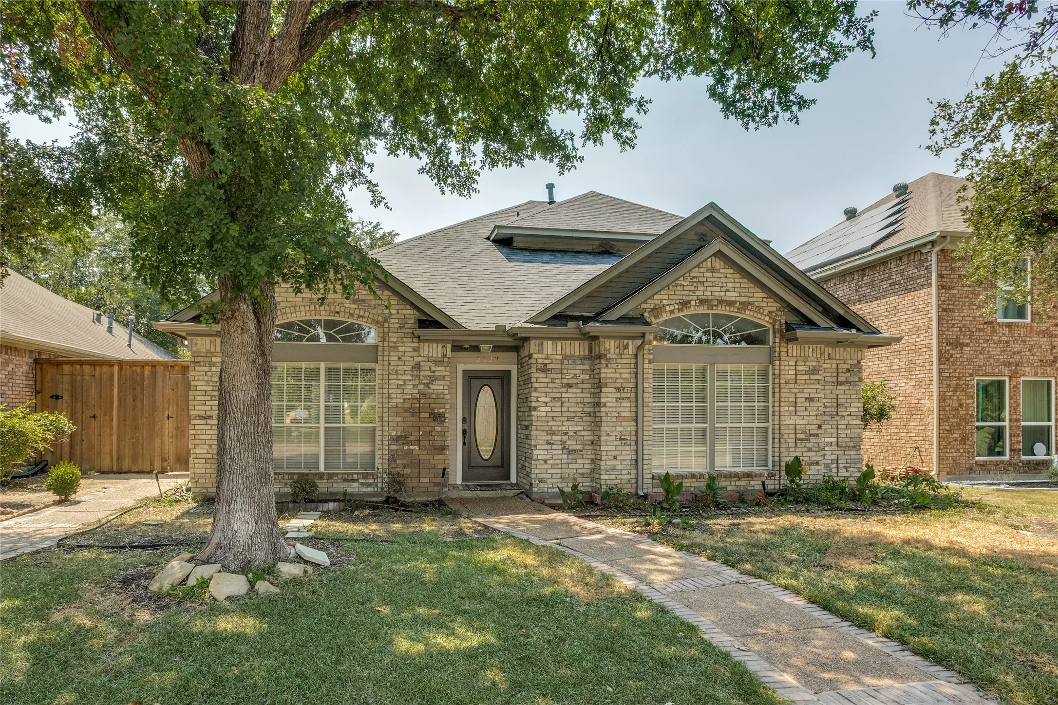 Single Family Residence For Sale in Dallas County , 2123 Daniel Way, Carrollton, Texas 75006, 4 Bedroom, 3 Bathroom, Garage spaces, 2,553 Sqft, built in 1986, mls#21350885, Real Estate Agent in Carrollton, Homes For Sale in Dallas county, Homes For Sale in Carrollton, Realtor in Carrollton Texas, Real Estate Brokerage Independent Realty Texas, Luminita Cordes Realtor