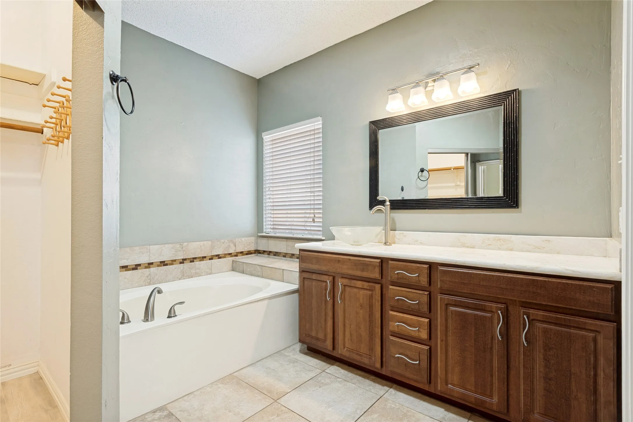 Single Family Residence For Sale in Dallas County , 2123 Daniel Way, Carrollton, Texas 75006, 4 Bedroom, 3 Bathroom, Garage spaces, 2,553 Sqft, built in 1986, mls#21350885, Real Estate Agent in Carrollton, Homes For Sale in Dallas county, Homes For Sale in Carrollton, Realtor in Carrollton Texas, Real Estate Brokerage Independent Realty Texas, Luminita Cordes Realtor