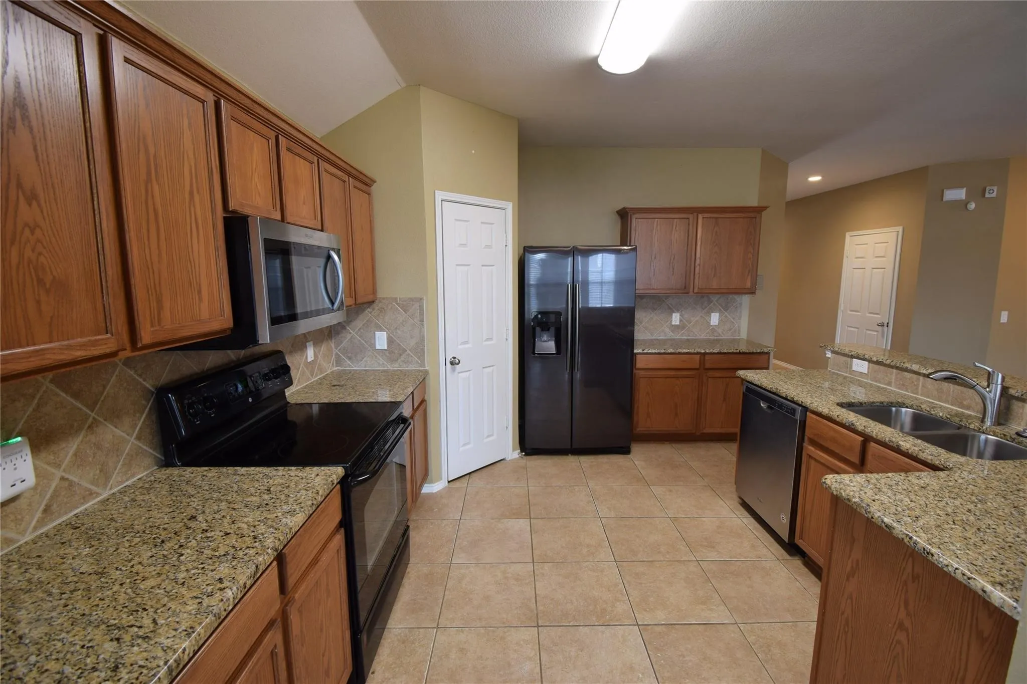 Single Family Residence For Rent in Tarrant County , 1006 Abigail Drive, Arlington, Texas 76002, 3 Bedroom, 2 Bathroom, 2 Garage spaces, 1,784 Sqft, built in 2007, mls#21352158, Real Estate Agent in Arlington, Homes For Rent in Tarrant county, Homes For Rent in Arlington, Realtor in Arlington Texas, Real Estate Brokerage Independent Realty Texas, Luminita Cordes Realtor