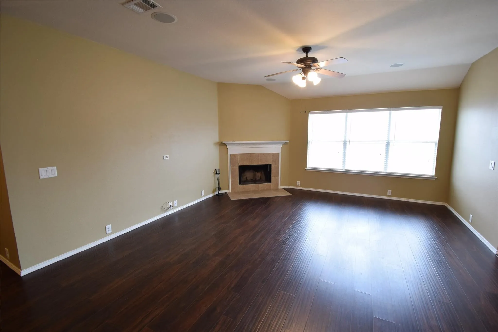 Single Family Residence For Rent in Tarrant County , 1006 Abigail Drive, Arlington, Texas 76002, 3 Bedroom, 2 Bathroom, 2 Garage spaces, 1,784 Sqft, built in 2007, mls#21352158, Real Estate Agent in Arlington, Homes For Rent in Tarrant county, Homes For Rent in Arlington, Realtor in Arlington Texas, Real Estate Brokerage Independent Realty Texas, Luminita Cordes Realtor
