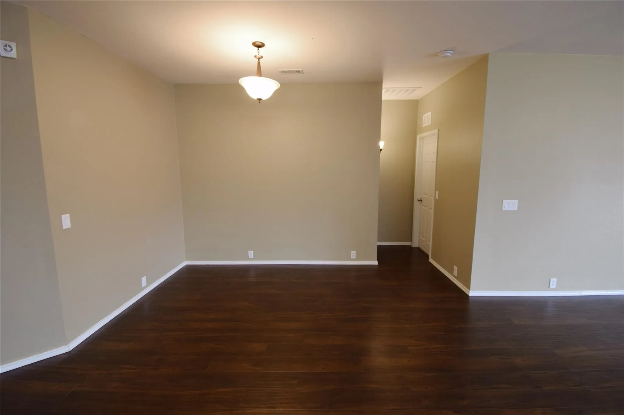 Single Family Residence For Rent in Tarrant County , 1006 Abigail Drive, Arlington, Texas 76002, 3 Bedroom, 2 Bathroom, 2 Garage spaces, 1,784 Sqft, built in 2007, mls#21352158, Real Estate Agent in Arlington, Homes For Rent in Tarrant county, Homes For Rent in Arlington, Realtor in Arlington Texas, Real Estate Brokerage Independent Realty Texas, Luminita Cordes Realtor