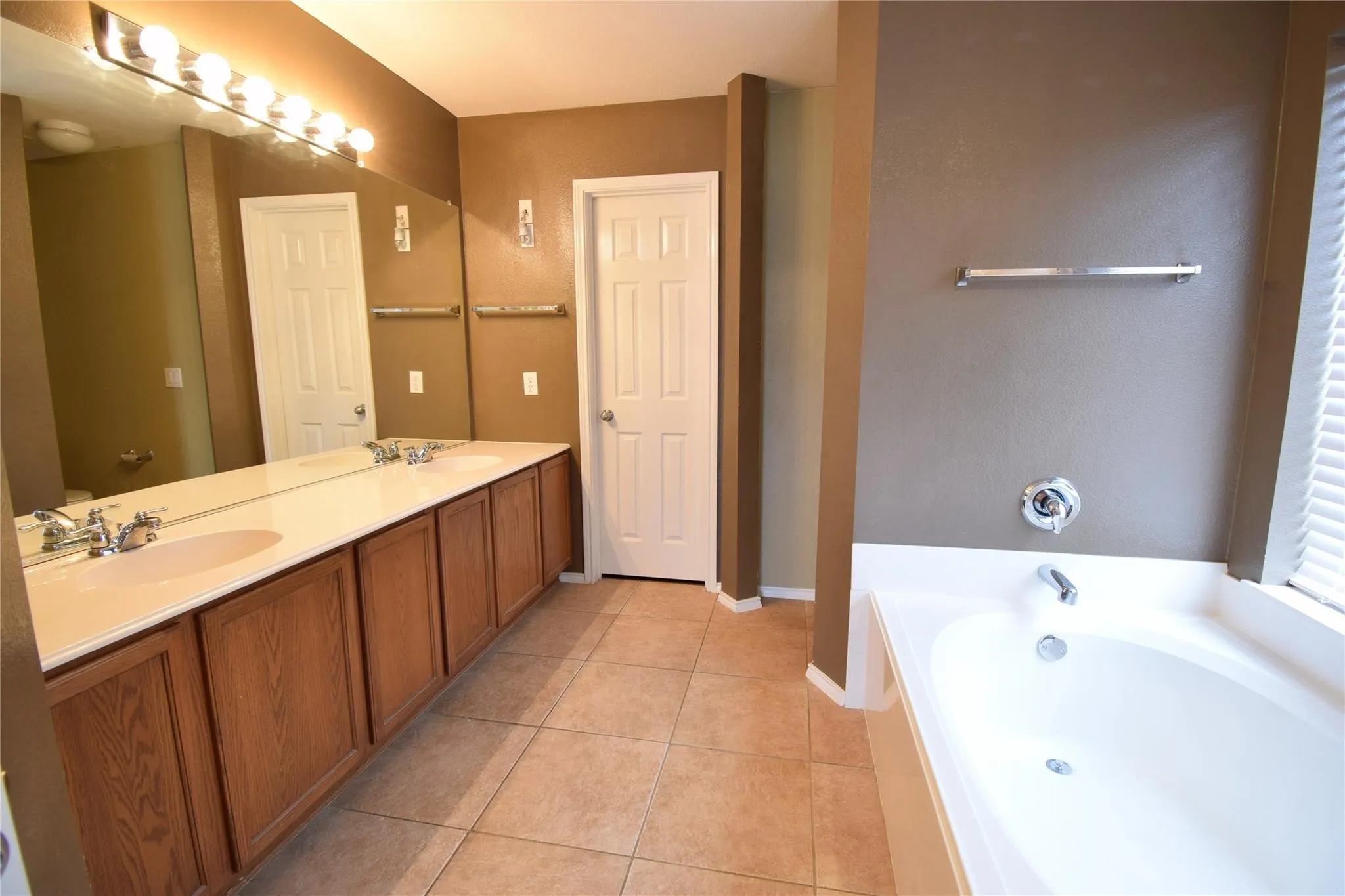 Single Family Residence For Rent in Tarrant County , 1006 Abigail Drive, Arlington, Texas 76002, 3 Bedroom, 2 Bathroom, 2 Garage spaces, 1,784 Sqft, built in 2007, mls#21352158, Real Estate Agent in Arlington, Homes For Rent in Tarrant county, Homes For Rent in Arlington, Realtor in Arlington Texas, Real Estate Brokerage Independent Realty Texas, Luminita Cordes Realtor