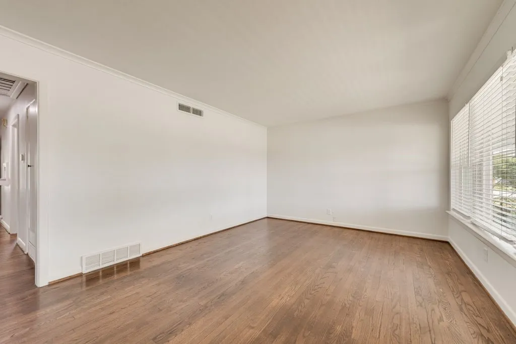 Single Family Residence For Rent in Dallas County , 9506 Mercer Drive, Dallas, Texas 75228, 2 Bedroom, 1 Bathroom, 1 Garage spaces, 1,224 Sqft, built in 1952, mls#21351961, Real Estate Agent in Dallas, Homes For Rent in Dallas county, Homes For Rent in Dallas, Realtor in Dallas Texas, Real Estate Brokerage Independent Realty Texas, Luminita Cordes Realtor