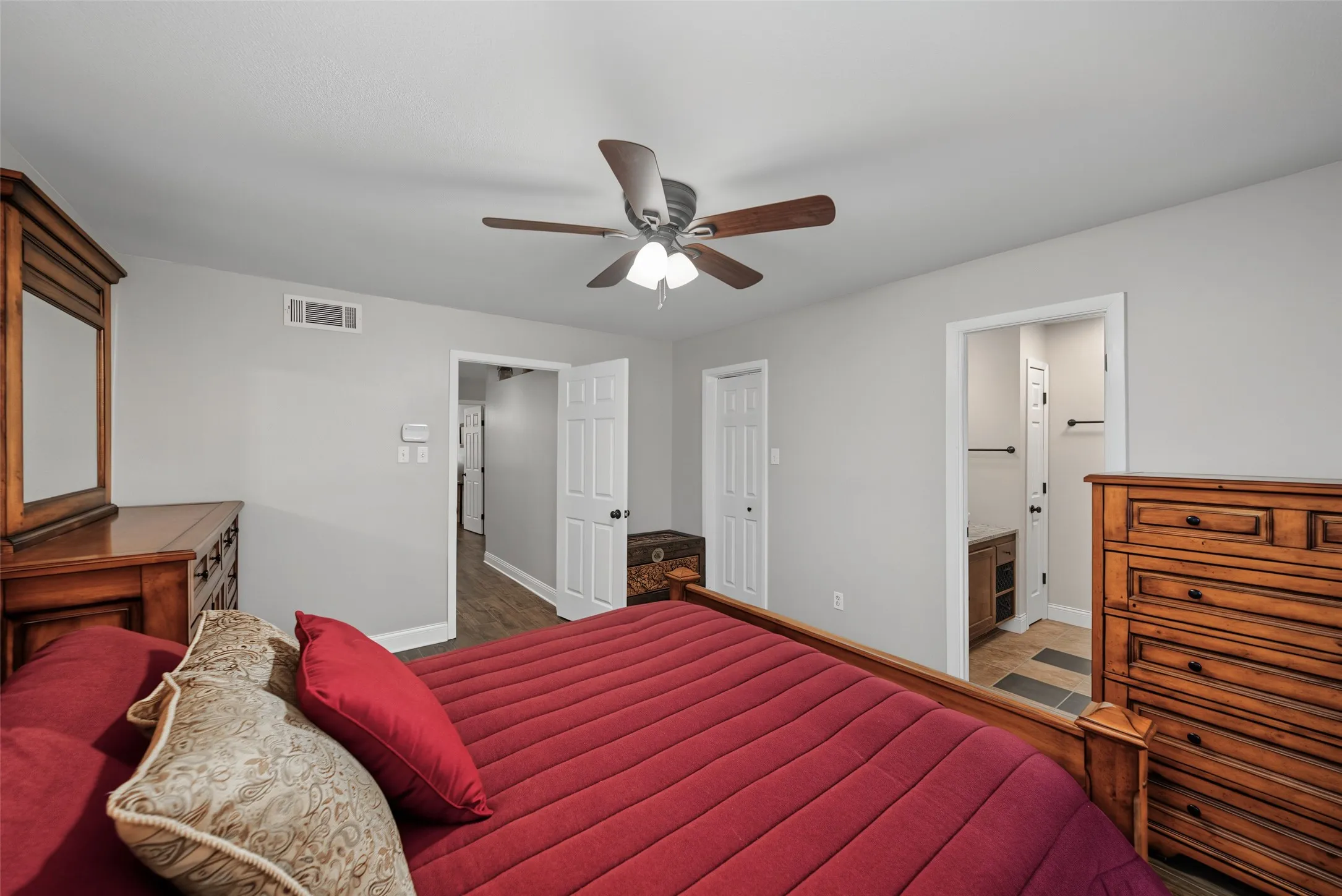Townhouse For Sale in Tarrant County , 23 Park Lane, Bedford, Texas 76021, 2 Bedroom, 2 Bathroom, 2 Garage spaces, 1,060 Sqft, built in 1983, mls#21347299, Real Estate Agent in Bedford, Homes For Sale in Tarrant county, Homes For Sale in Bedford, Realtor in Bedford Texas, Real Estate Brokerage Independent Realty Texas, Luminita Cordes Realtor