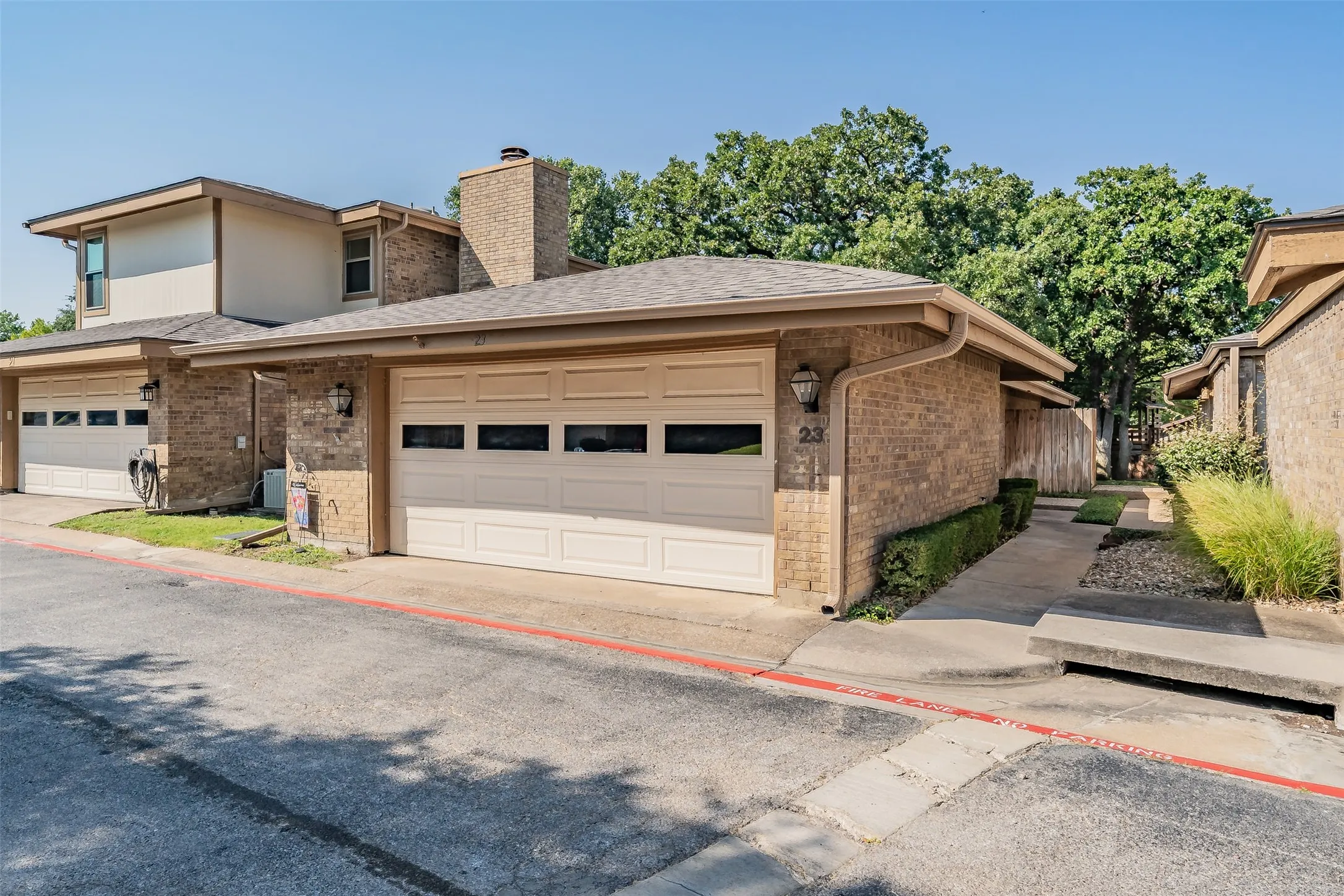 Townhouse For Sale in Tarrant County , 23 Park Lane, Bedford, Texas 76021, 2 Bedroom, 2 Bathroom, 2 Garage spaces, 1,060 Sqft, built in 1983, mls#21347299, Real Estate Agent in Bedford, Homes For Sale in Tarrant county, Homes For Sale in Bedford, Realtor in Bedford Texas, Real Estate Brokerage Independent Realty Texas, Luminita Cordes Realtor
