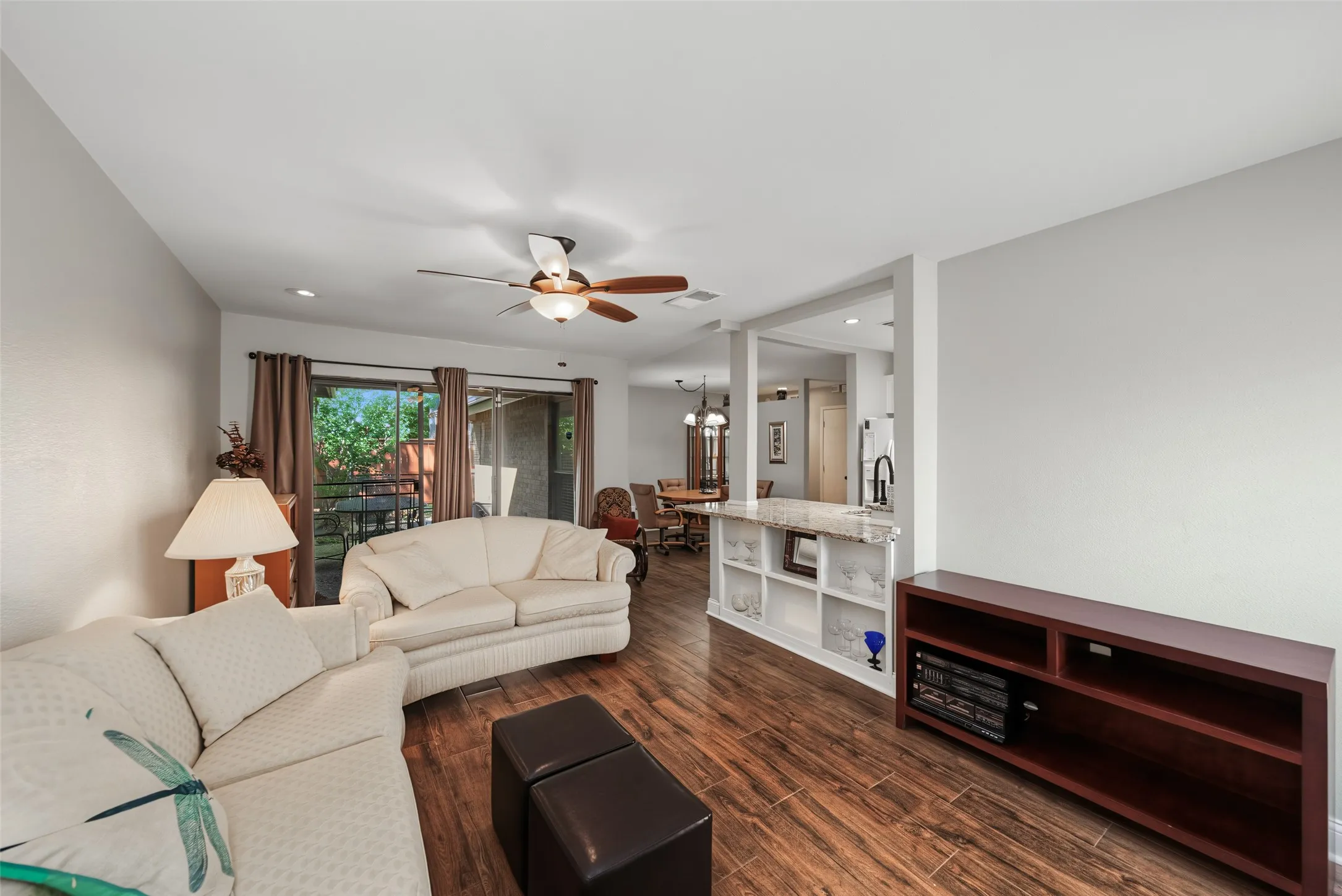 Townhouse For Sale in Tarrant County , 23 Park Lane, Bedford, Texas 76021, 2 Bedroom, 2 Bathroom, 2 Garage spaces, 1,060 Sqft, built in 1983, mls#21347299, Real Estate Agent in Bedford, Homes For Sale in Tarrant county, Homes For Sale in Bedford, Realtor in Bedford Texas, Real Estate Brokerage Independent Realty Texas, Luminita Cordes Realtor